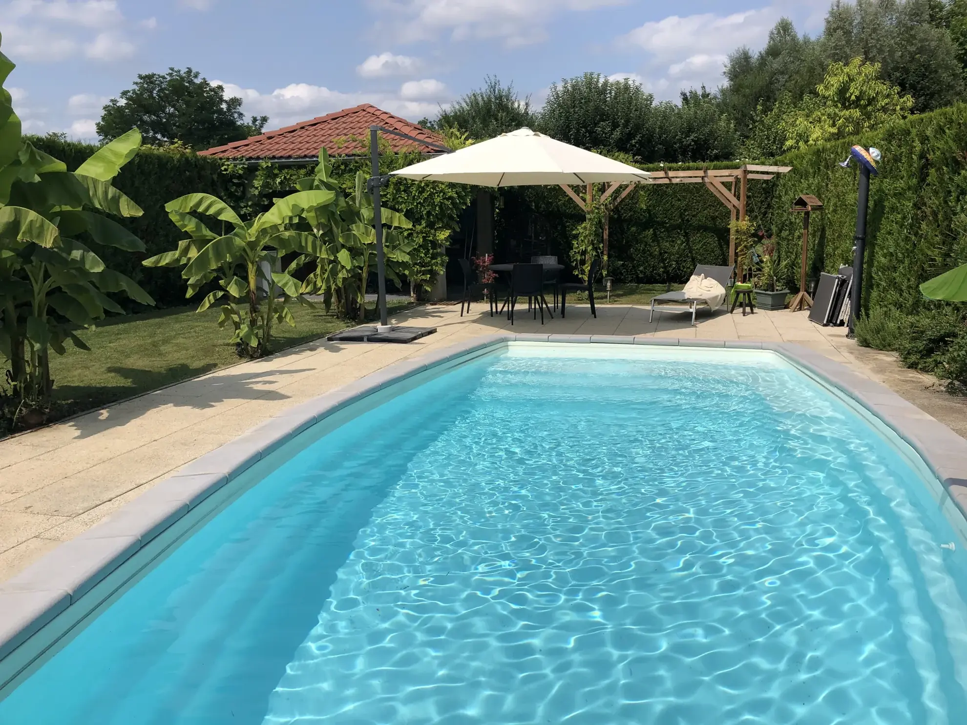 Maison rénovée avec piscine, veranda et jardin arboré à Taillecourt