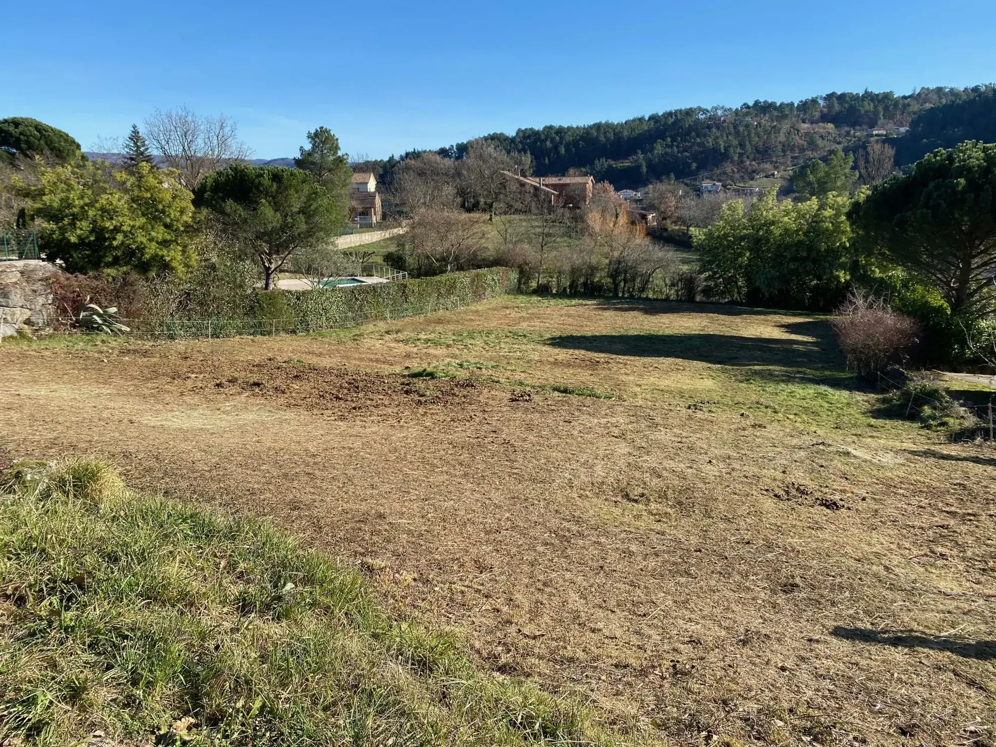 Terrain constructible de 1555 m² à Aubenas, secteur calme, prêt à bâtir