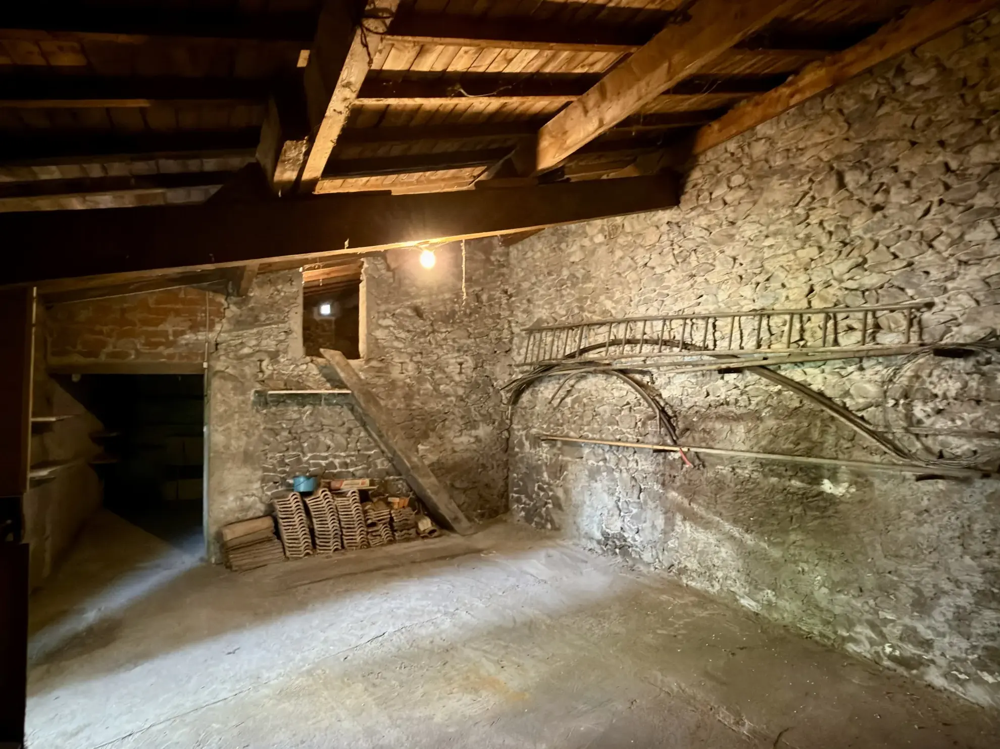 Maison de plain-pied avec dépendances et terrain de 750 m² à Tournon-sur-Rhône 