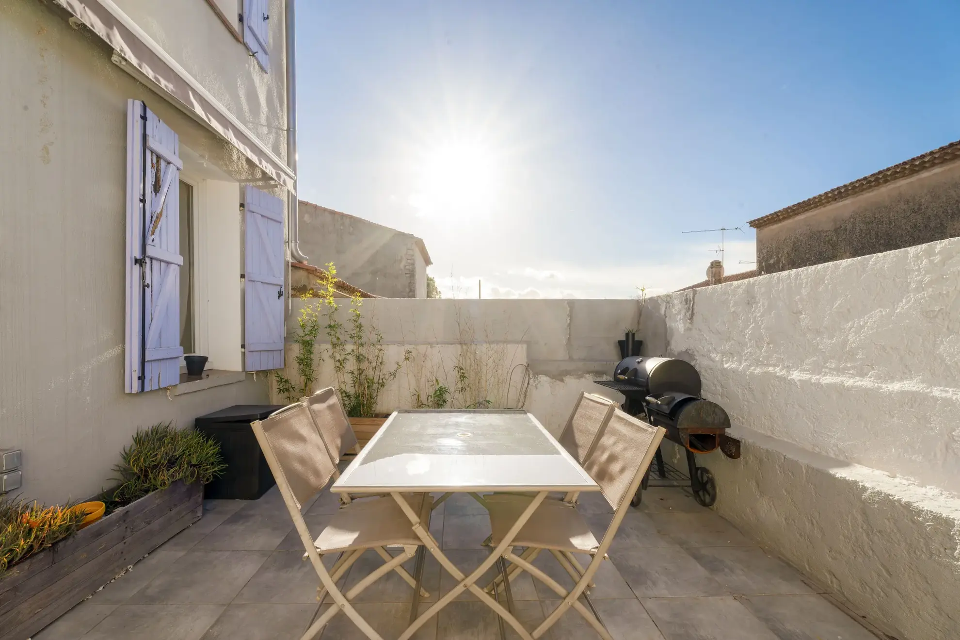 Maison de ville rénovée avec garage et terrasse à Puget-Ville