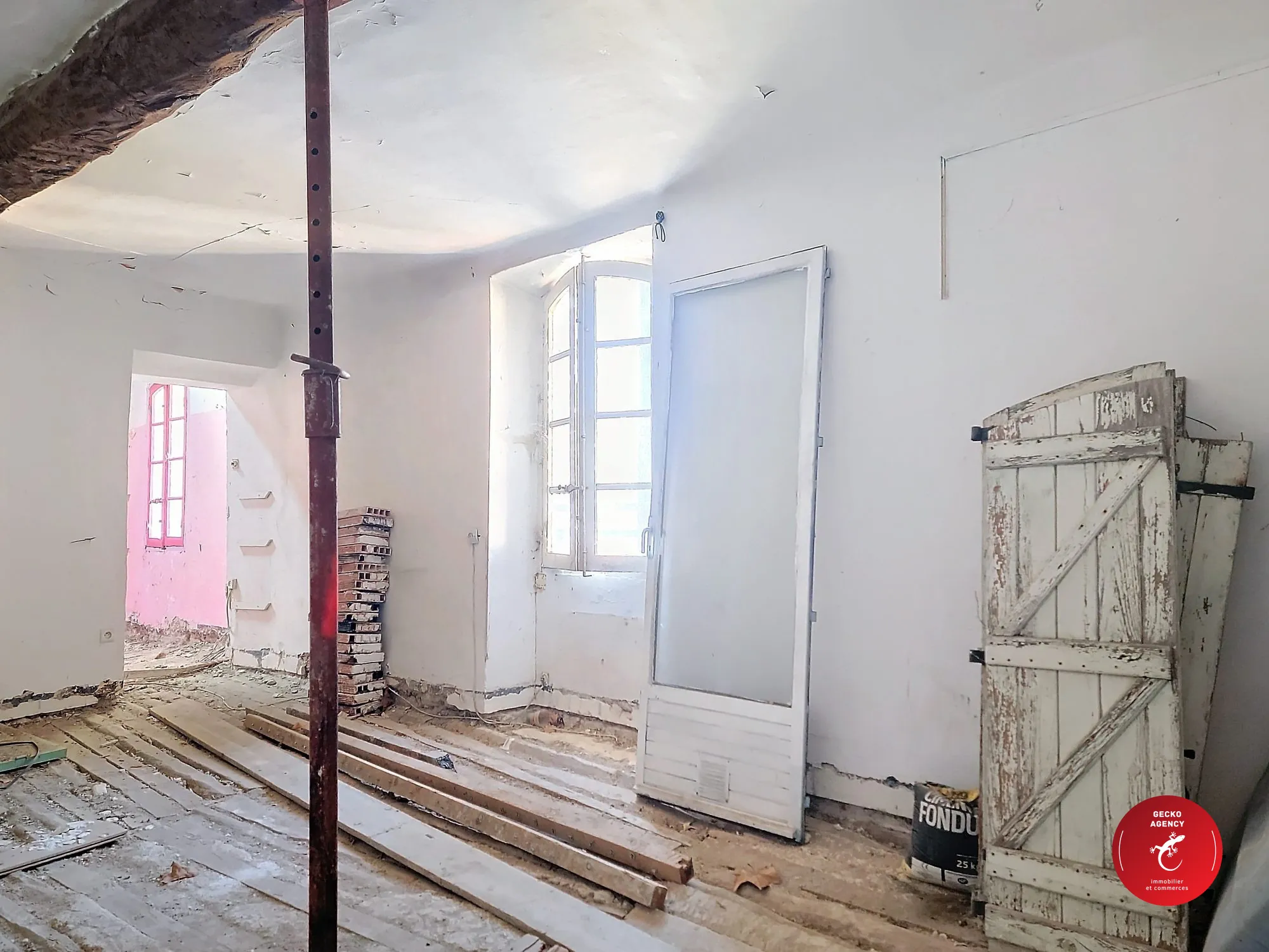 Charmante maison de village à Montferrat avec terrasse et potentiel locatif 
