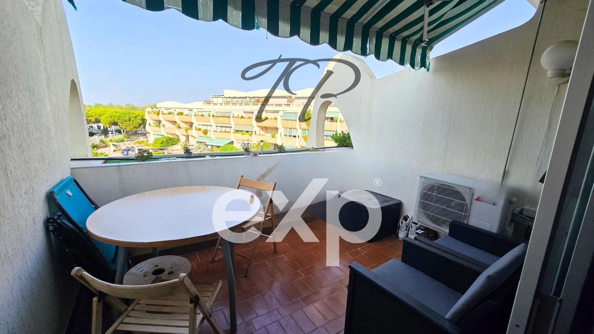 Studio meublé à vendre au Grau-du-Roi avec piscine et terrasse 