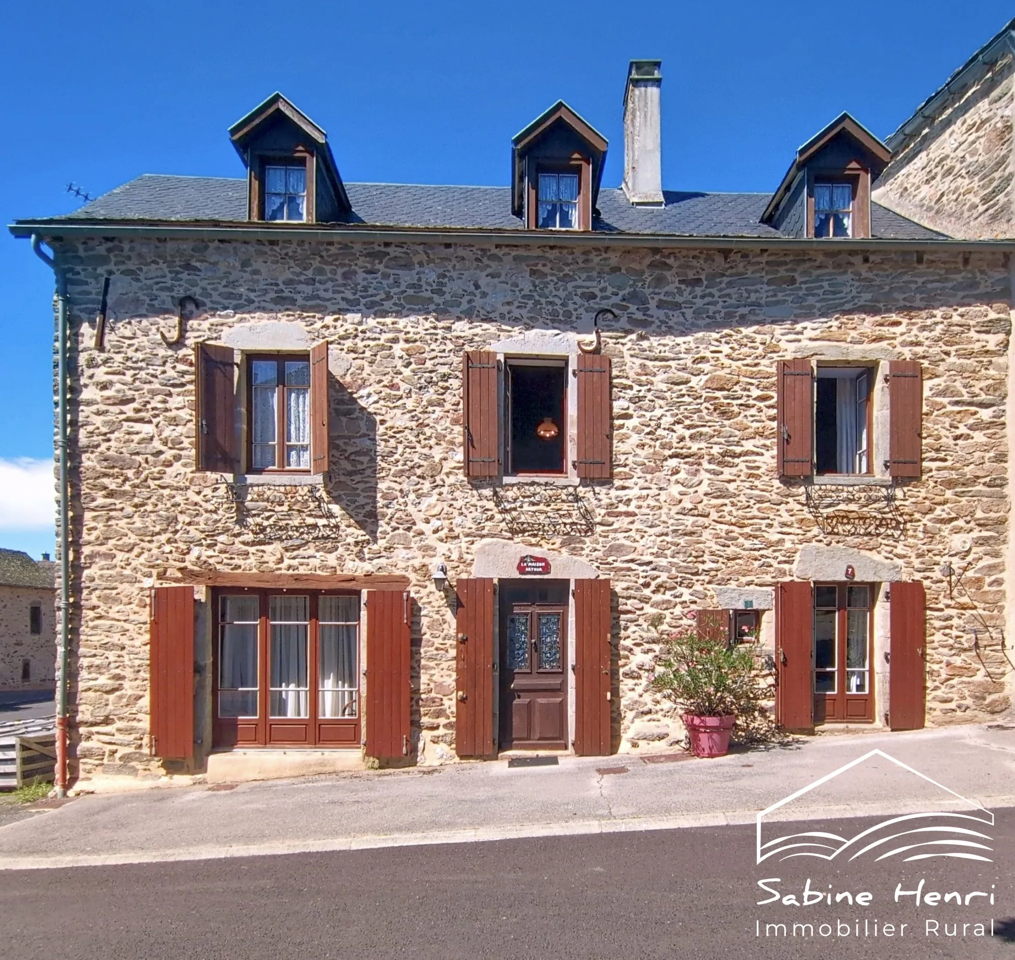 Charmante maison de village meublée à La Salvetat-Peyralès, 2 chambres, idéale pour résidence ou vacances