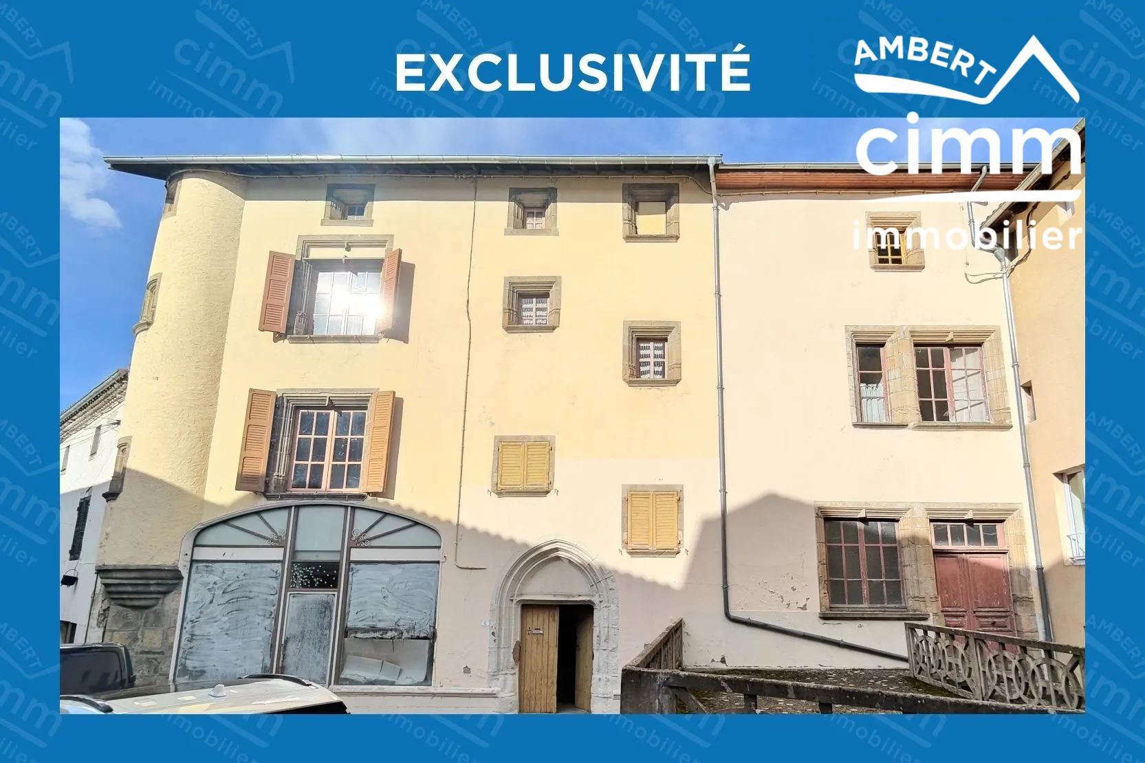 Ensemble immobilier historique à Cunlhat avec grand jardin de 2000 m²