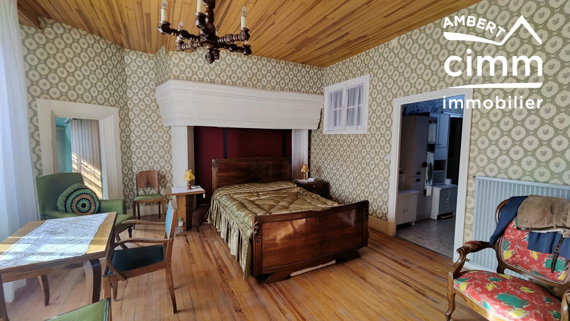 Ensemble immobilier historique à Cunlhat avec grand jardin de 2000 m² 