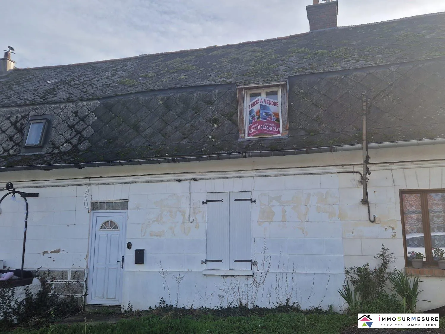 Maison mitoyenne à rénover dans un village calme avec cour et cave