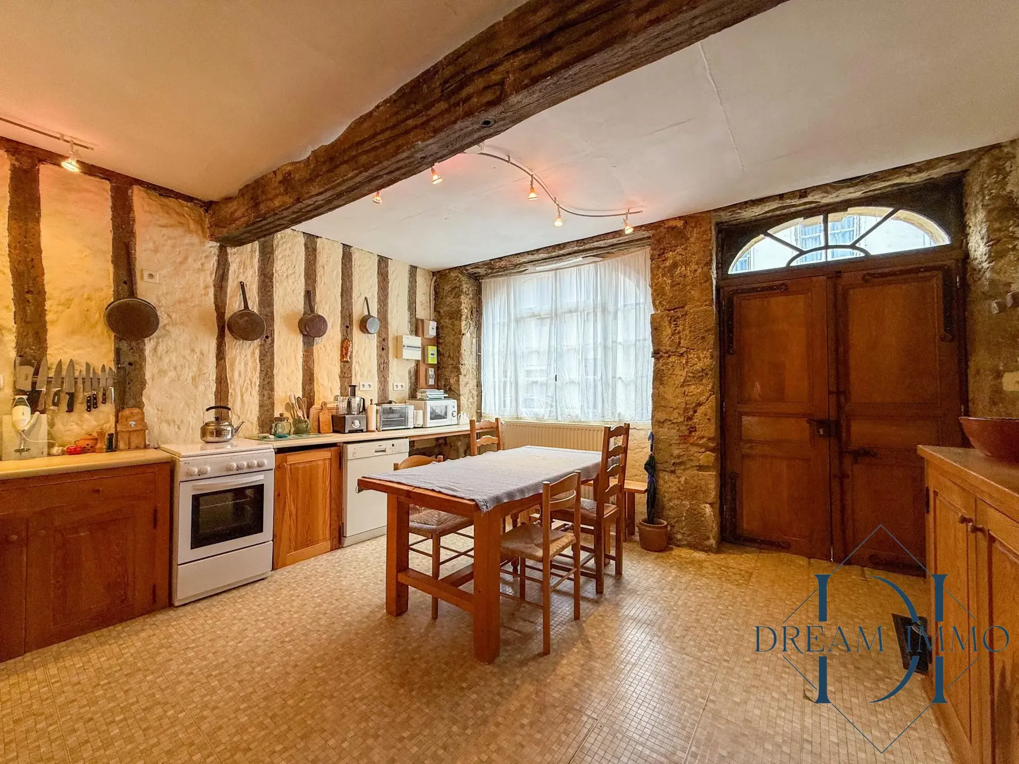 Maison de charme à Bassoues avec jardin, vue et cachet historique 