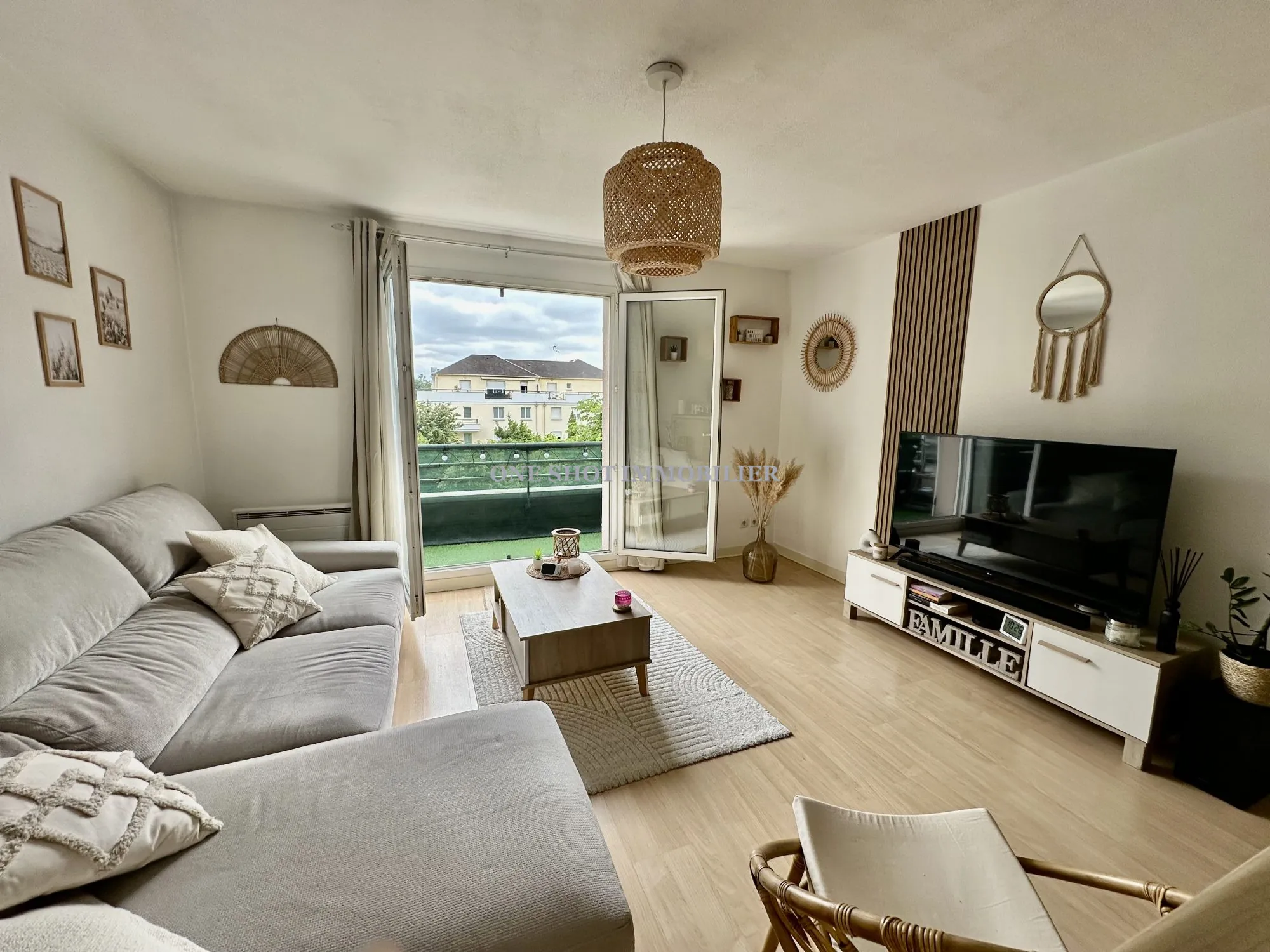 A vendre appartement 2 pièces lumineux à Orléans, dernier étage avec balcon et parking privé