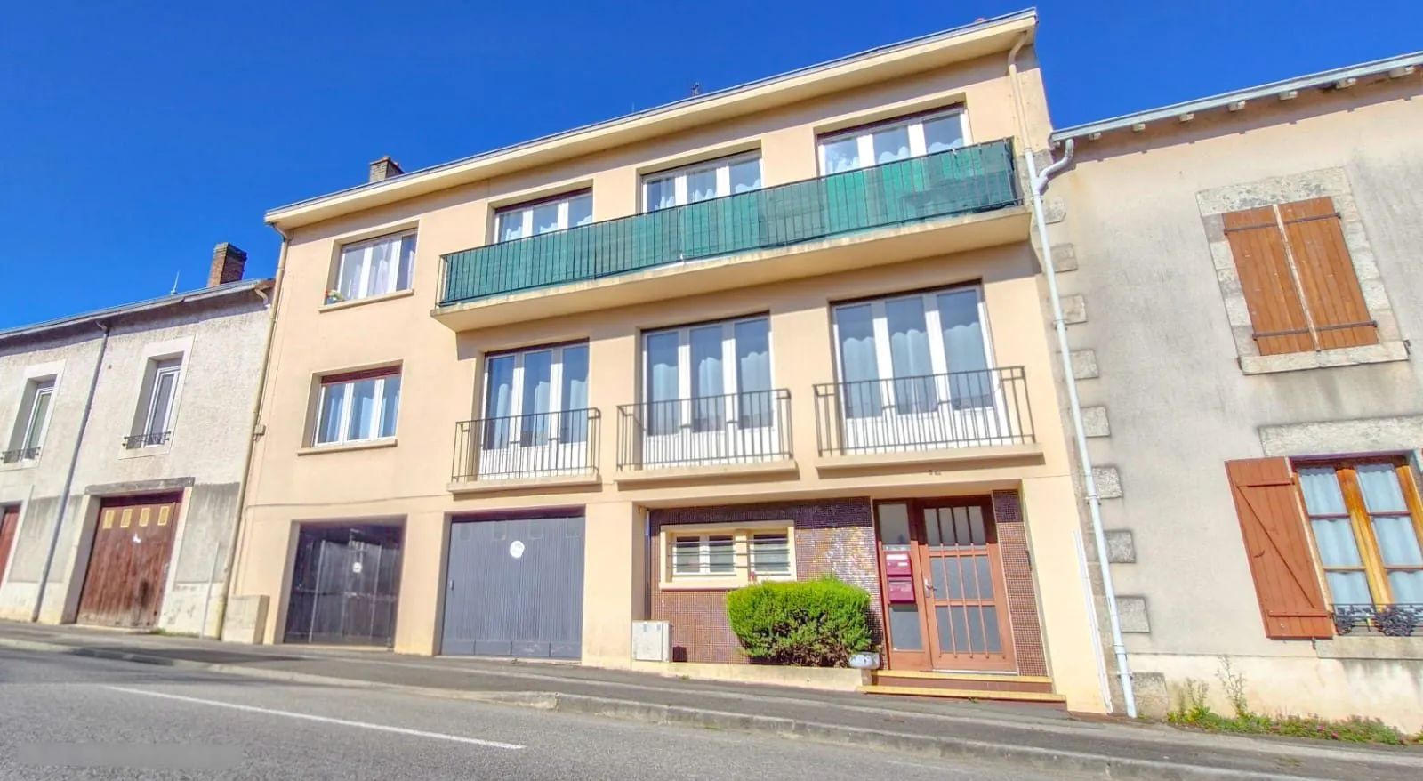 Maison de ville rénovée de 178m² à Bellac avec jardin et potentiel locatif