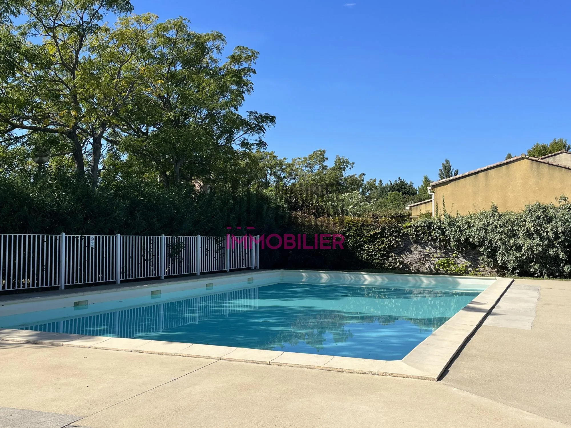 Appartement 2 pièces avec terrasse et parking à Avignon proximité Pont des Deux Eaux