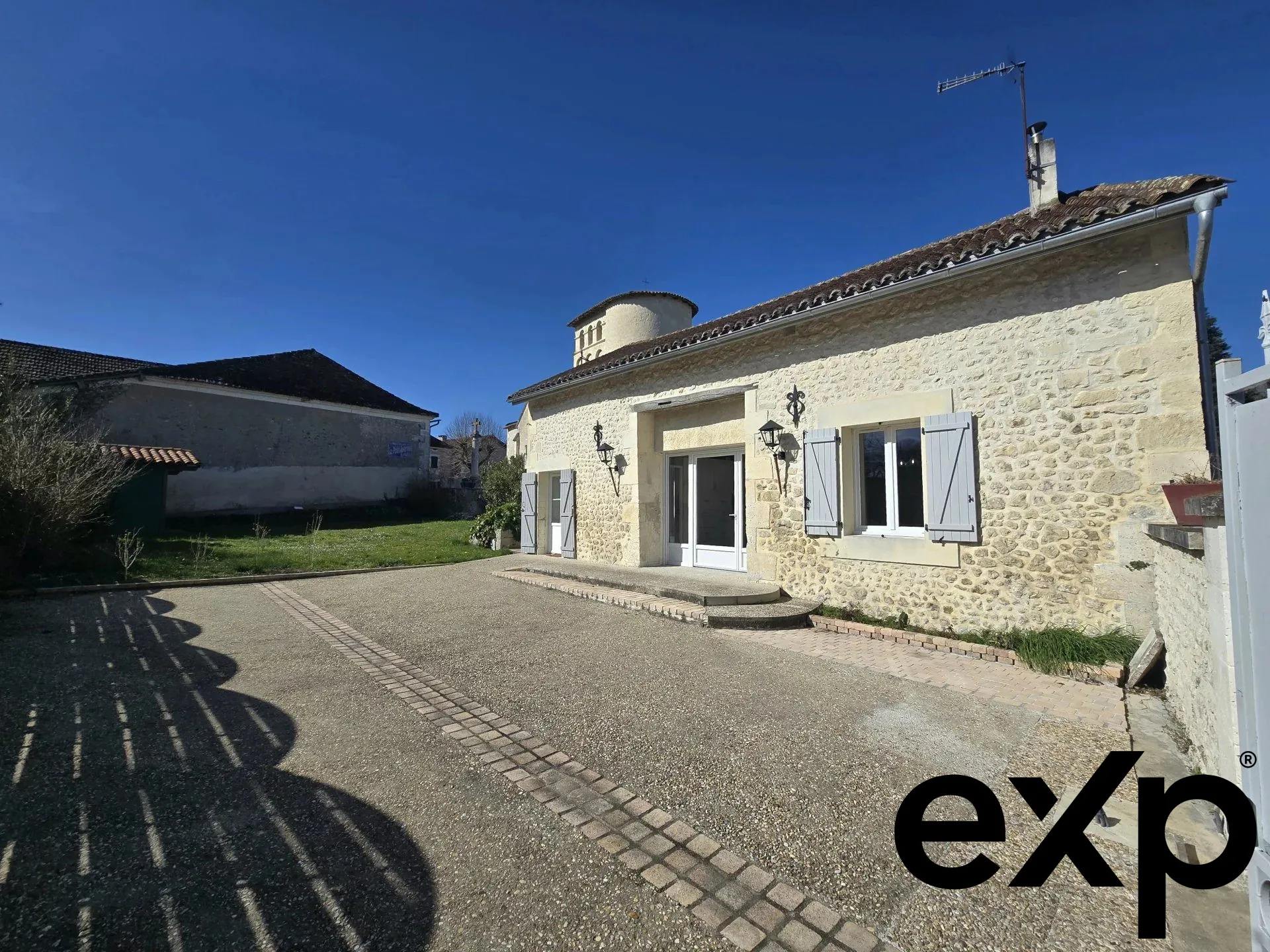 Maison rénovée avec charme à Bouteilles-Saint-Sébastien, 4 chambres, terrain clôturé