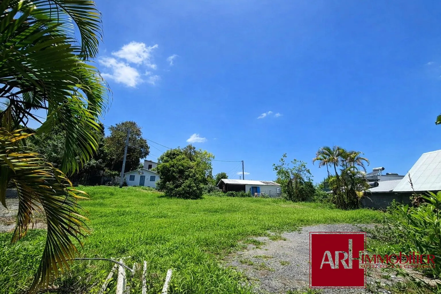 Terrain constructible de 359 m² à Le Tampon, idéal pour résidence ou maison secondaire 