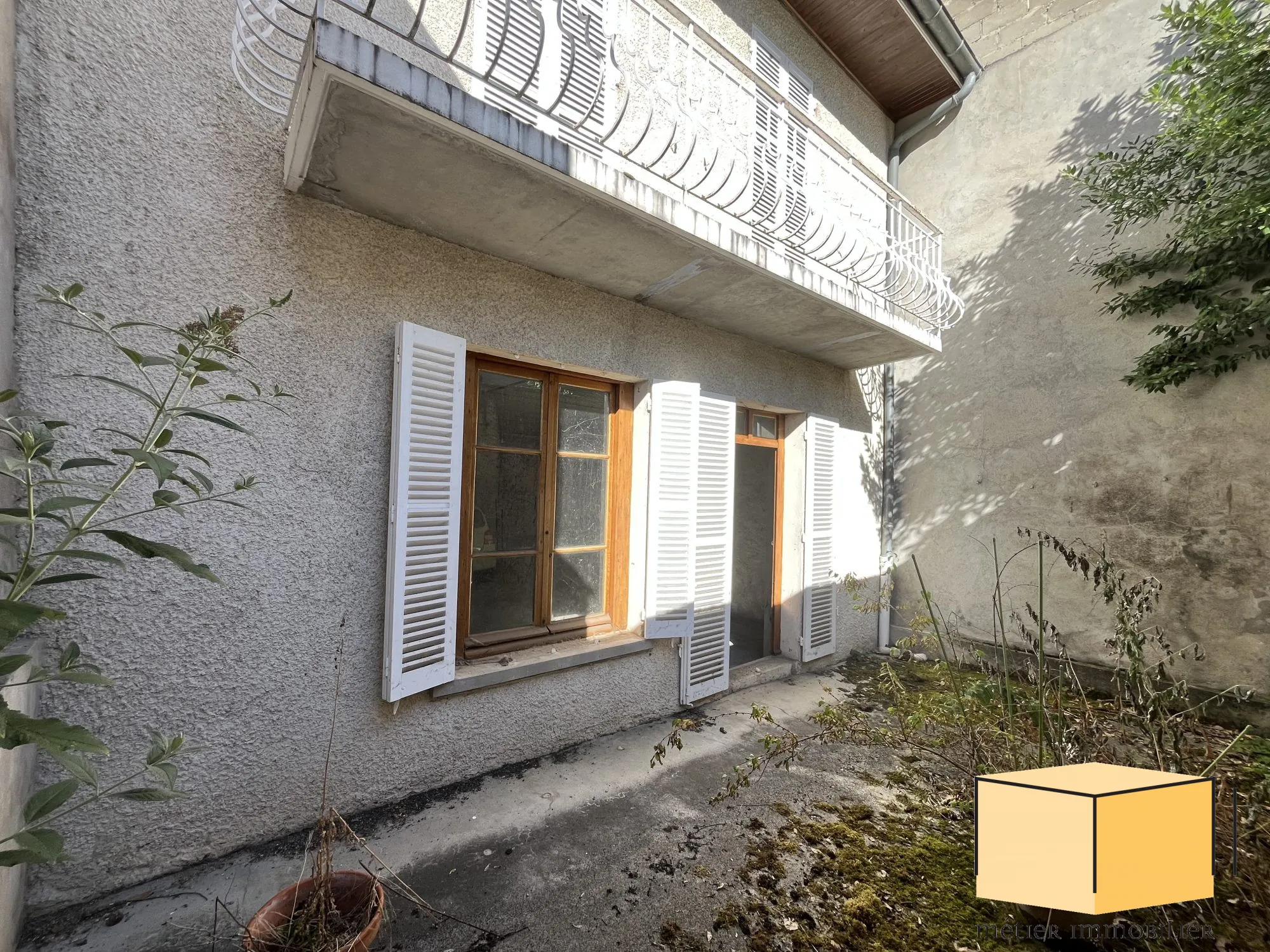 Maison de ville avec garage, cour en plein centre de Belley