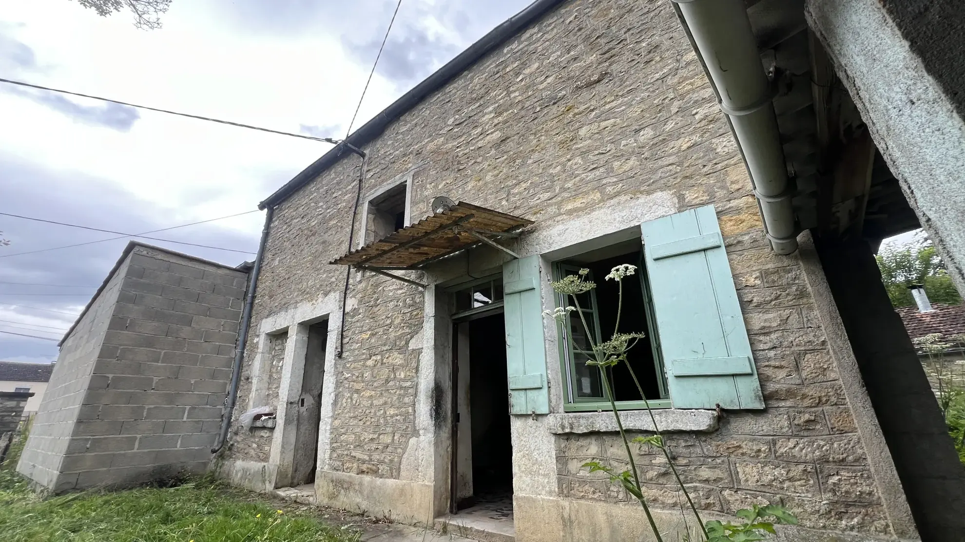 Maison à rénover avec dépendance et grenier aménageable à Blannay, proche d’Avallon