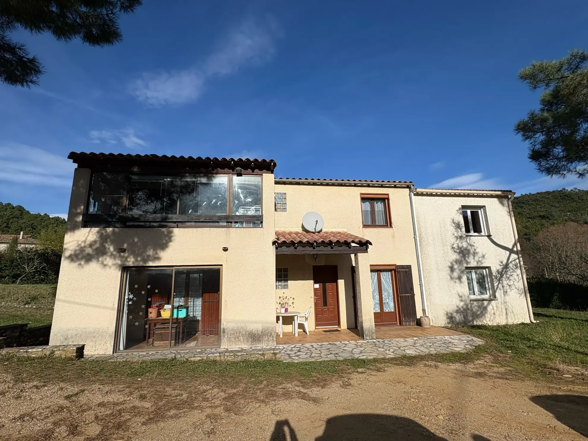 Maison familiale avec grand terrain et garage près de Saint-Ambroix