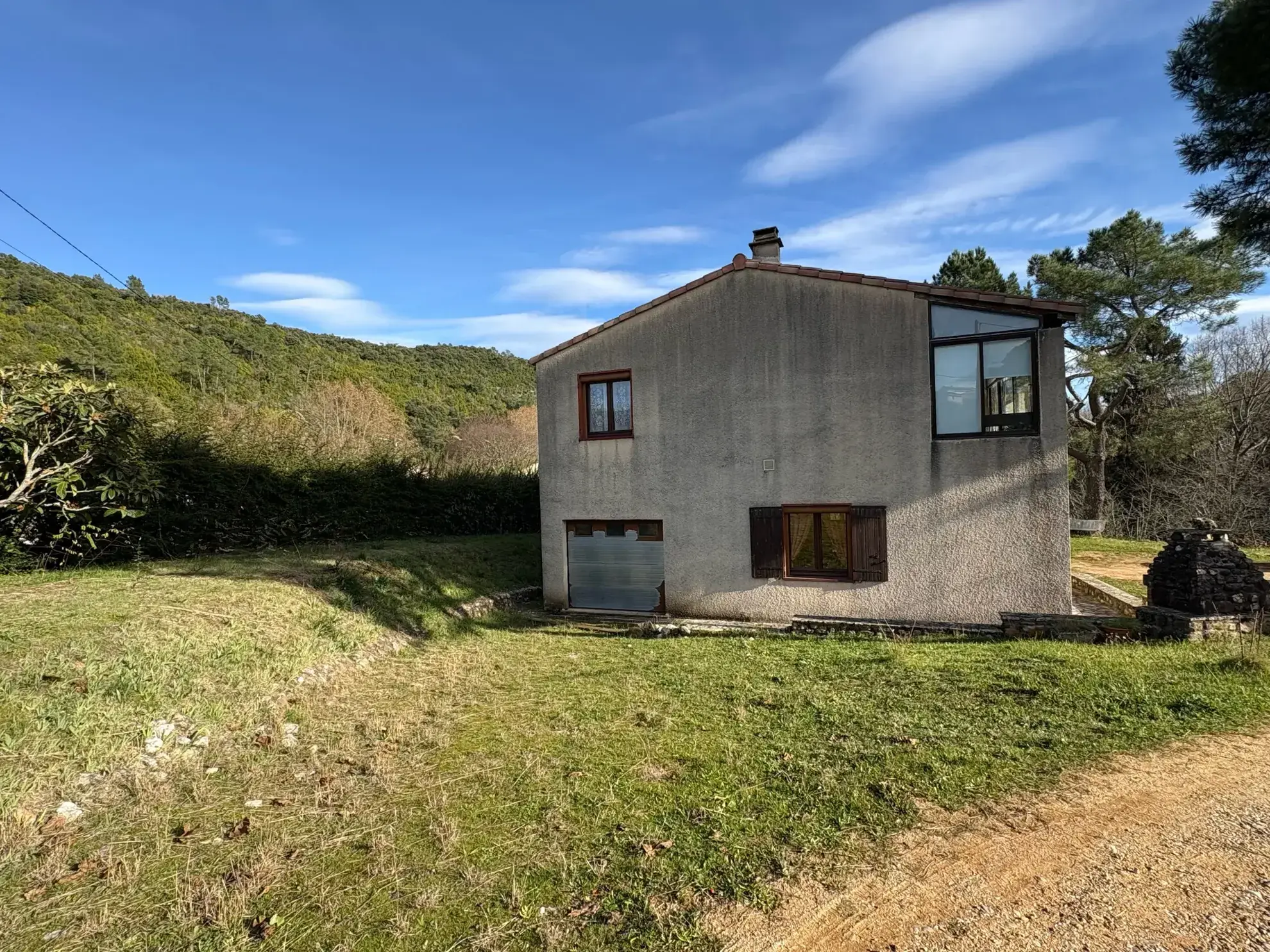 Maison familiale avec grand terrain et garage près de Saint-Ambroix 