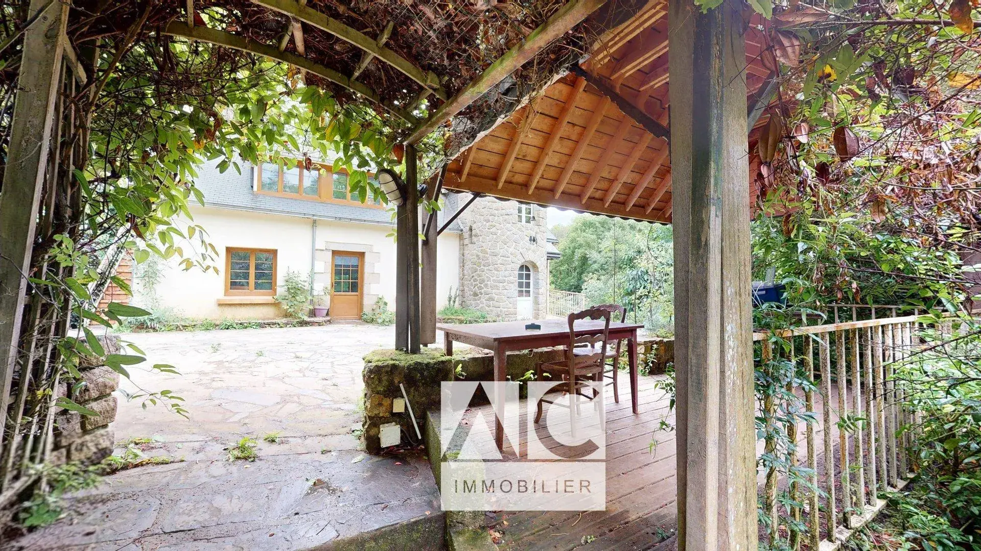 Ancien moulin à rénover de 151 m² avec grand terrain en Bretagne 