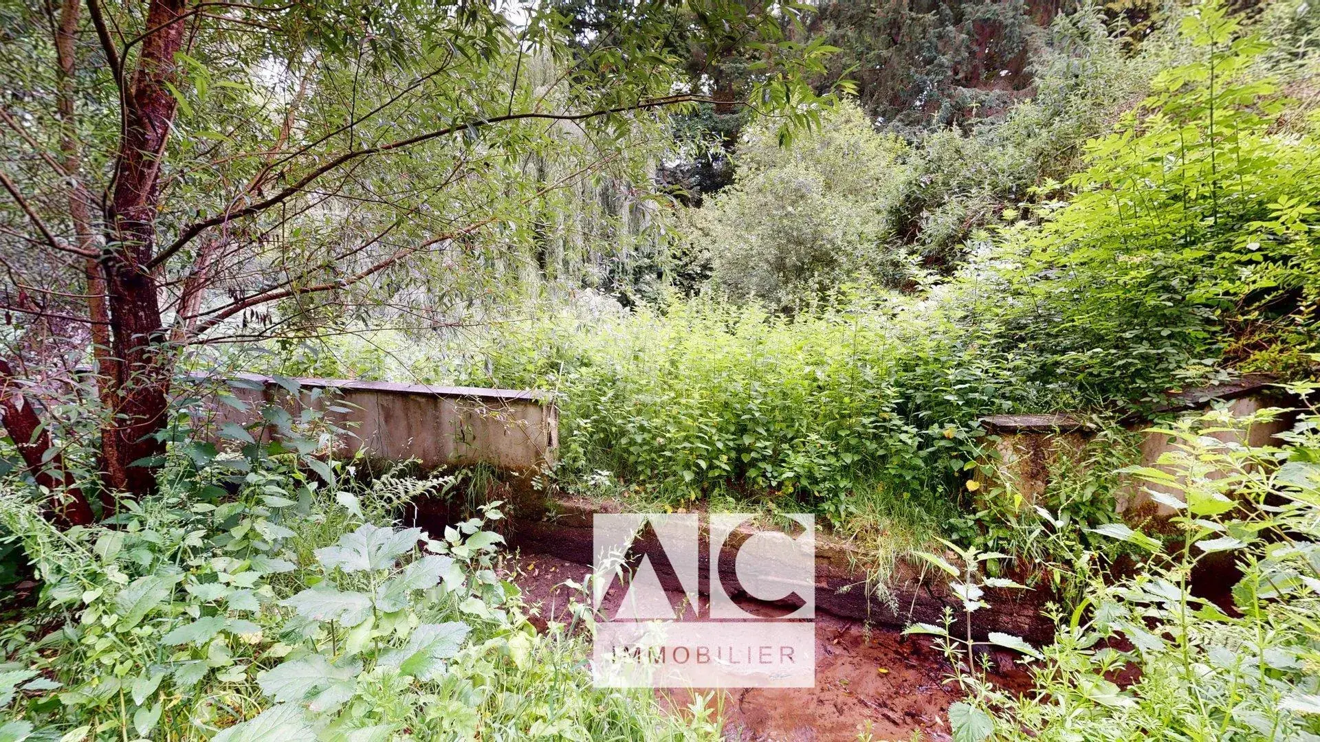 Ancien moulin à rénover de 151 m² avec grand terrain en Bretagne 