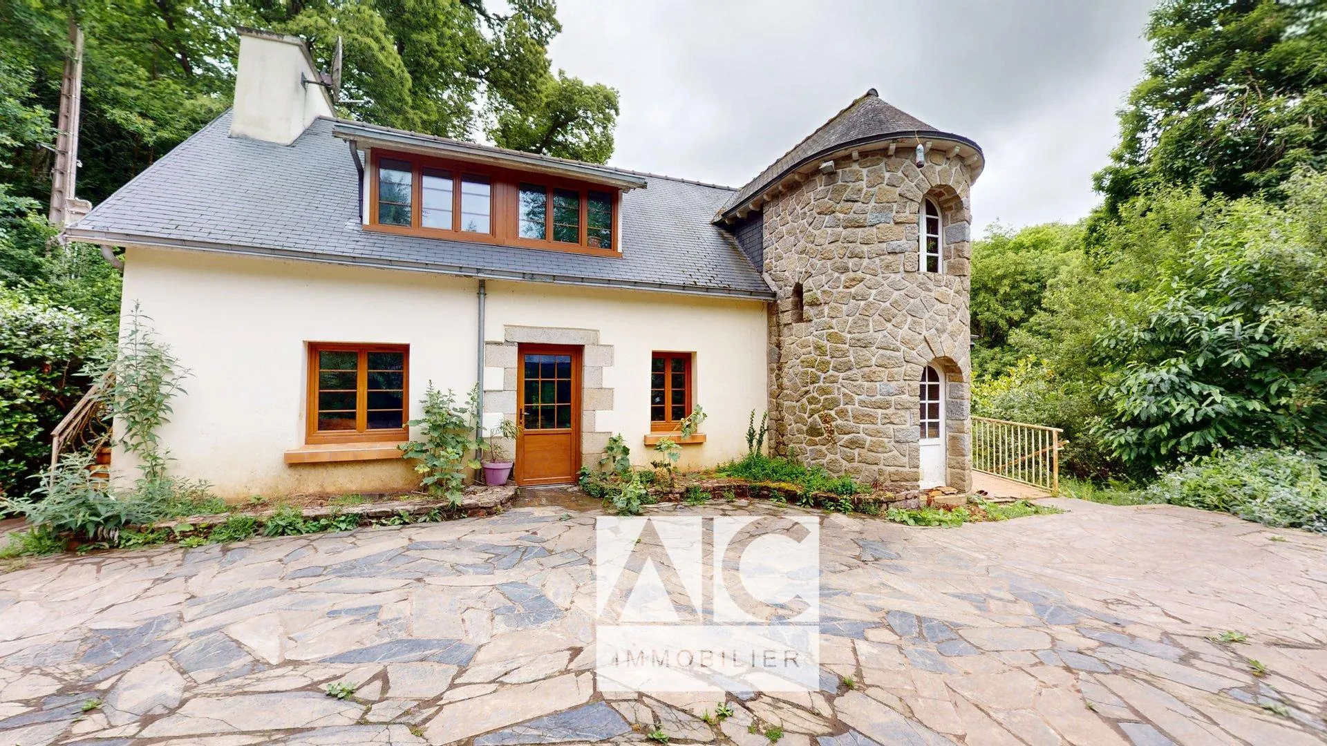 Ancien moulin à rénover de 151 m² avec grand terrain en Bretagne 