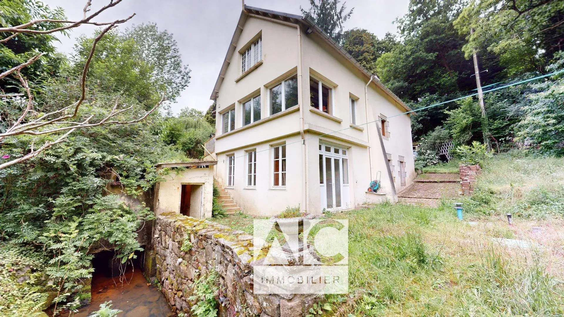Ancien moulin à rénover de 151 m² avec grand terrain en Bretagne 