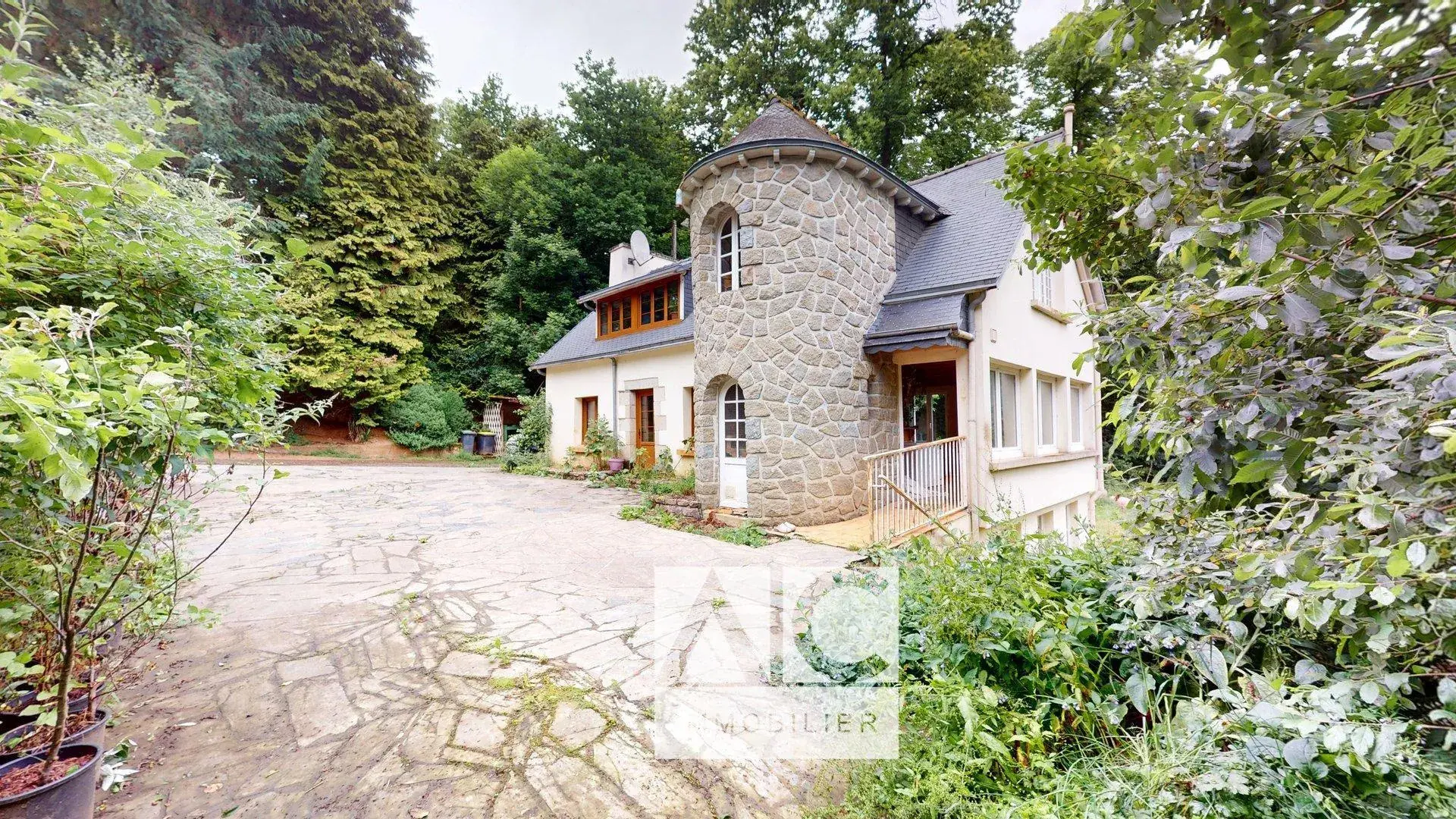 Ancien moulin à rénover de 151 m² avec grand terrain en Bretagne