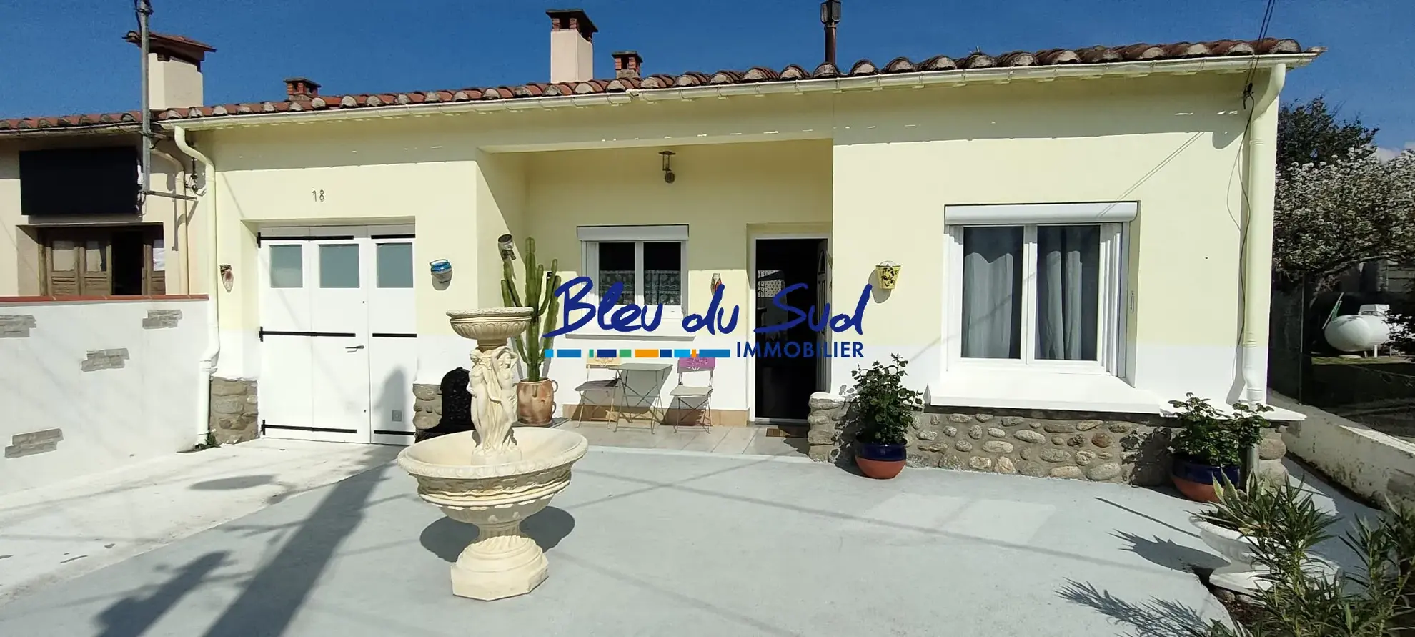 facade Charmante maison de plain-pied à Prades avec jardin et garage