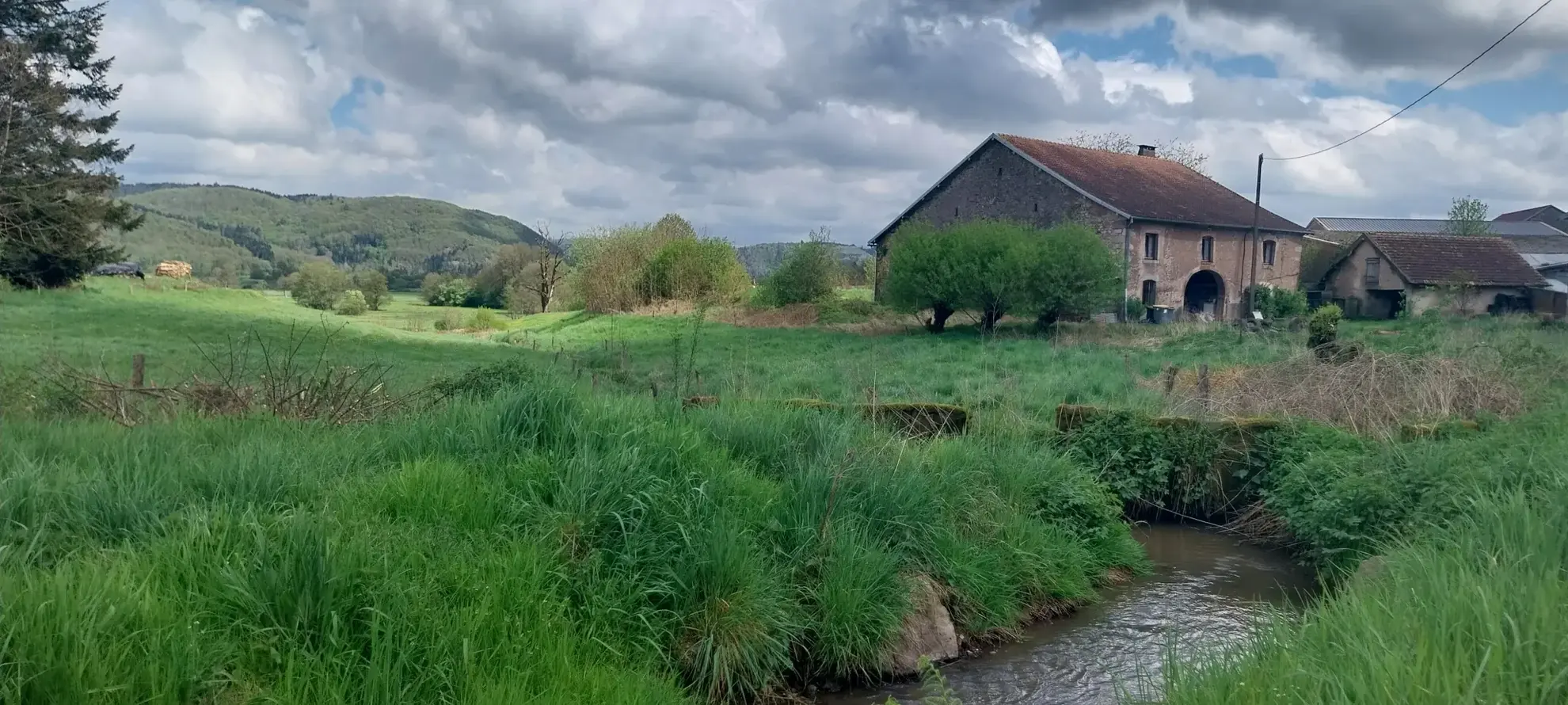 Ferme à rénover avec grande grange sur 1,4 hectare en Haute-Saône