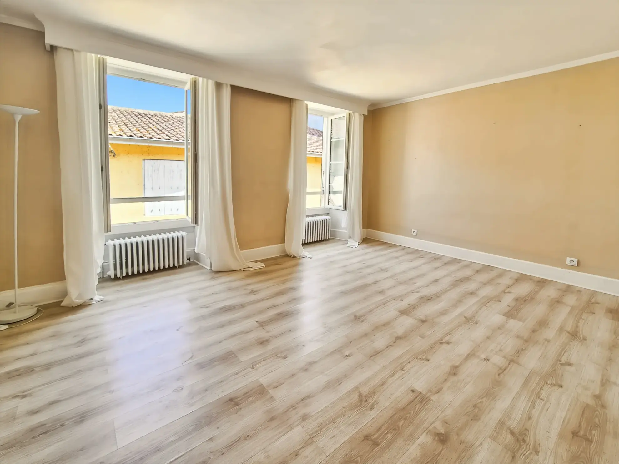 À vendre maison T5 rénovée de 172 m² avec terrasse et garages à Mirande 