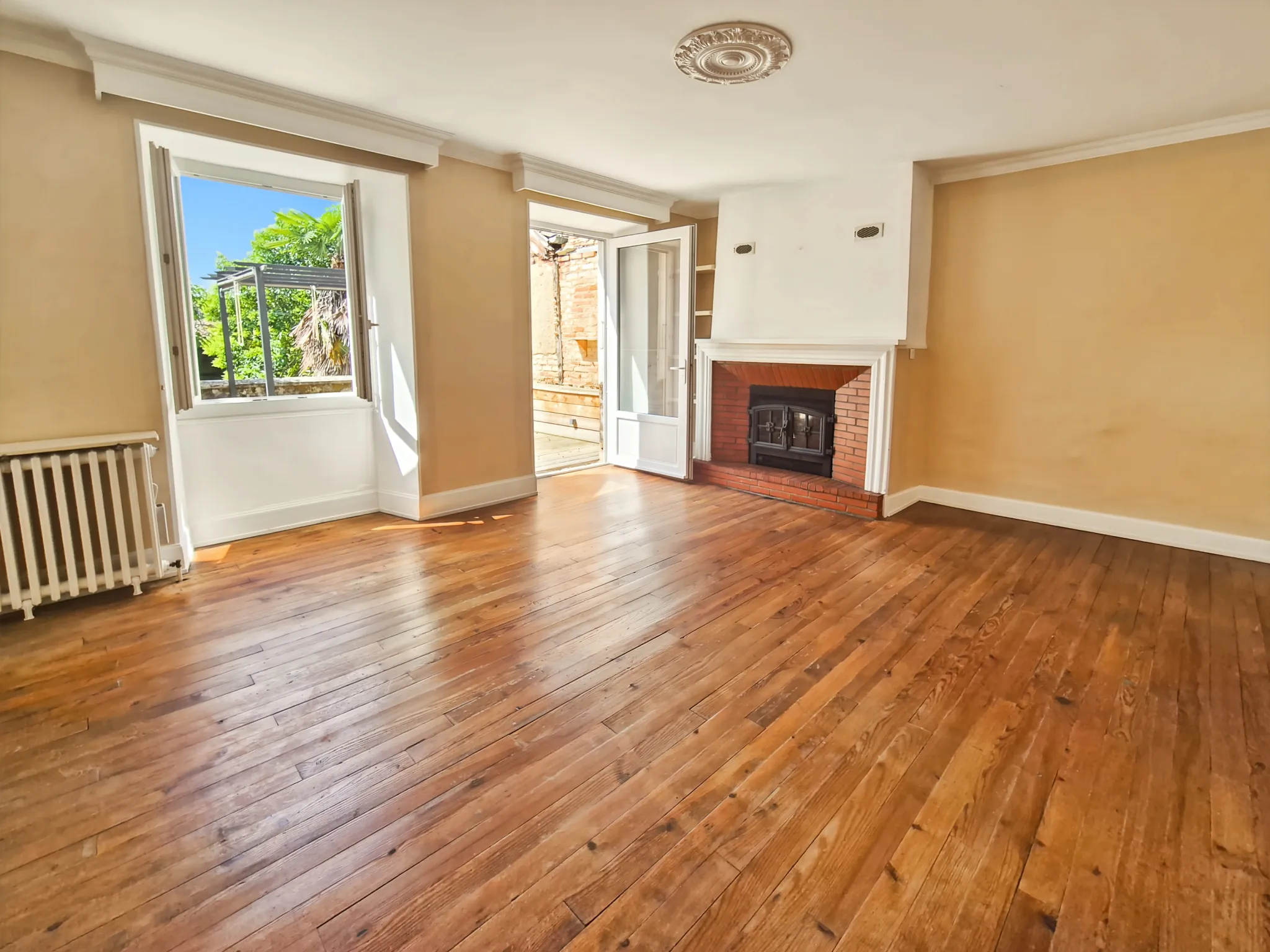 À vendre maison T5 rénovée de 172 m² avec terrasse et garages à Mirande