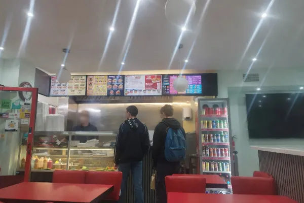 Restaurant Kebab Tout Équipé avec Grande Cuisine à Paris 17ème - 130 m²