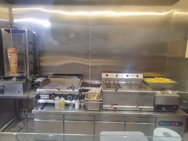 Restaurant Kebab Tout Équipé avec Grande Cuisine à Paris 17ème - 130 m² 