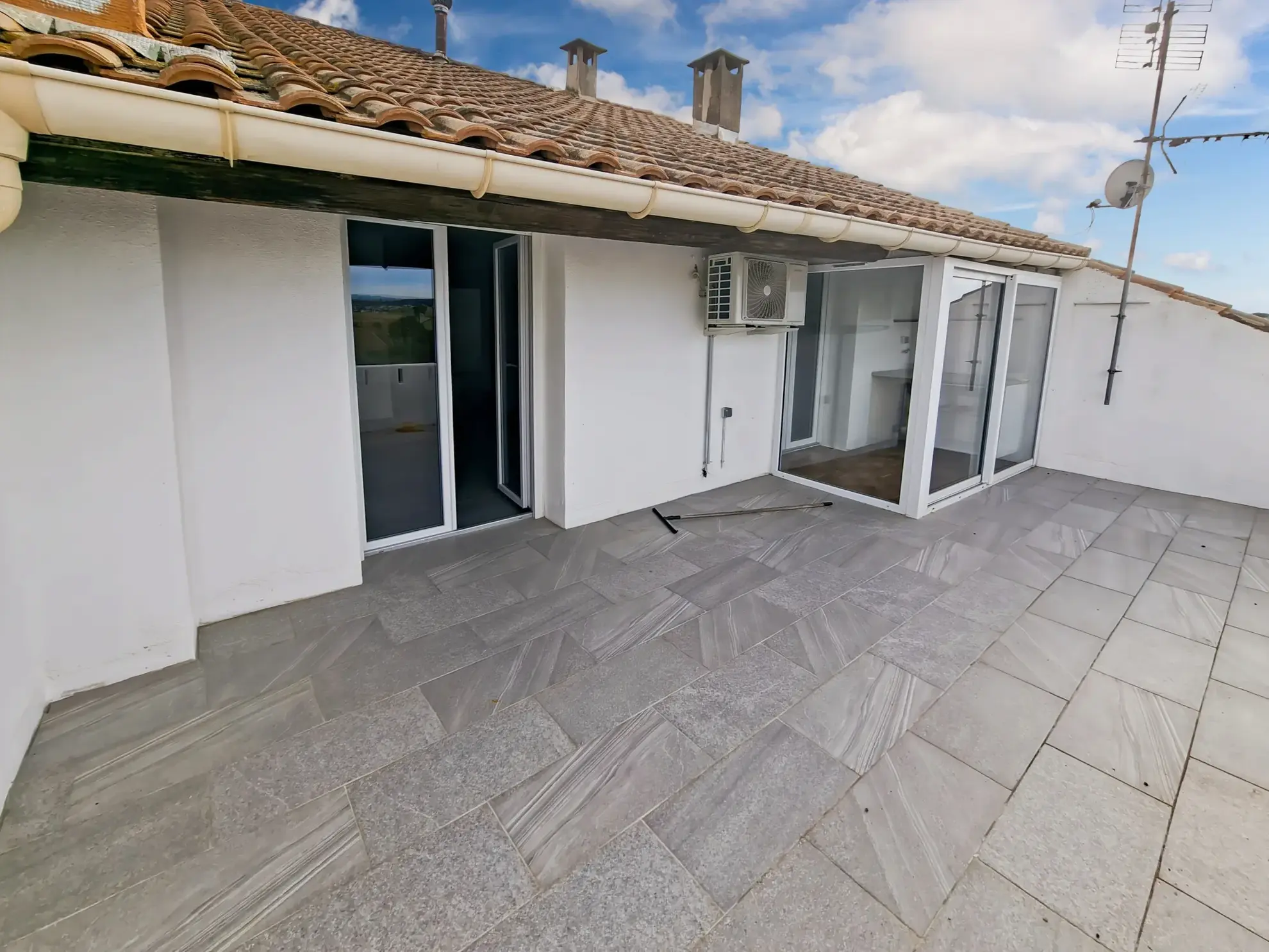 Appartement T3 rénové avec terrasse et vue exceptionnelle à Puisserguier