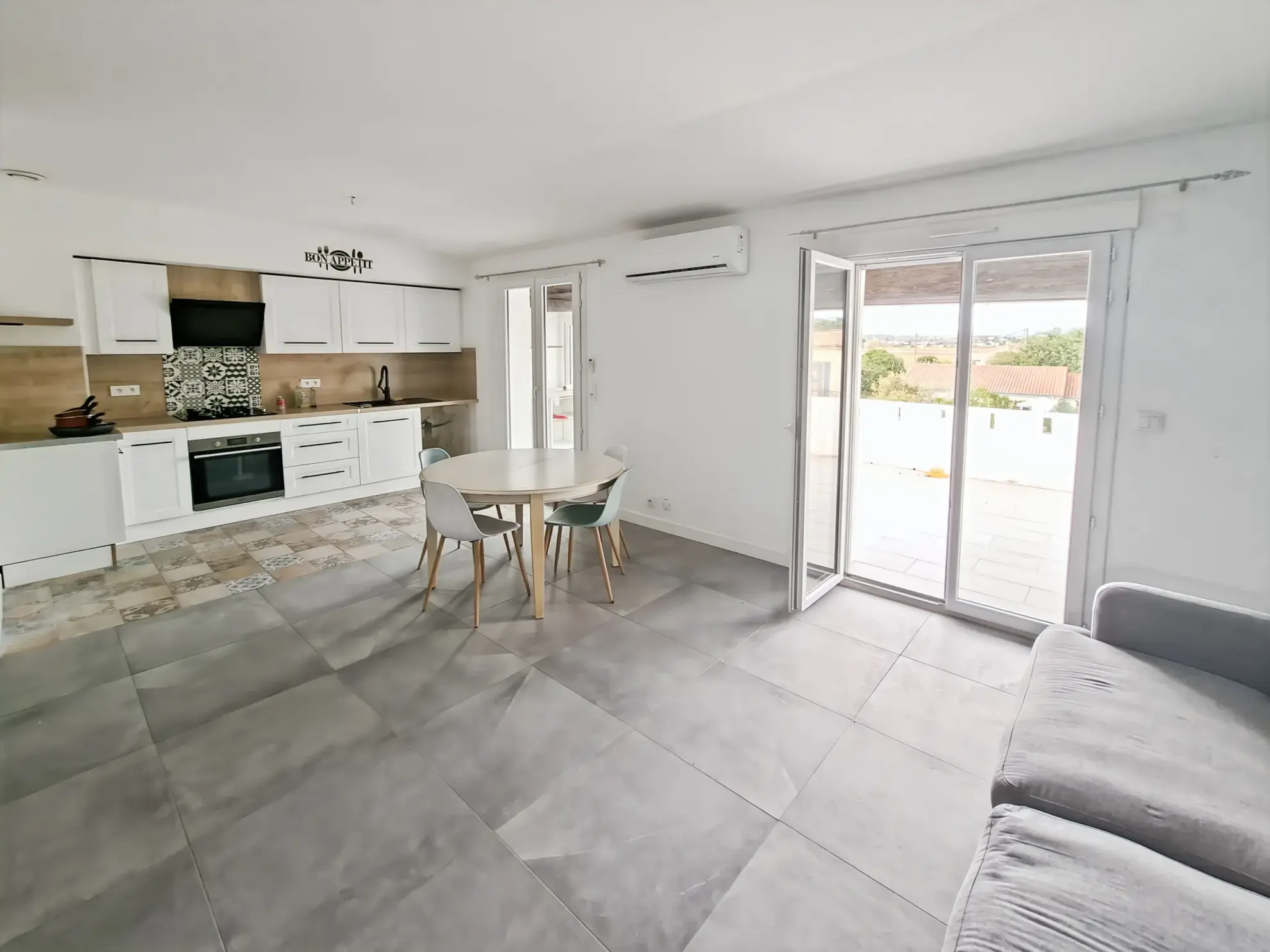 Appartement T3 rénové avec terrasse et vue exceptionnelle à Puisserguier 