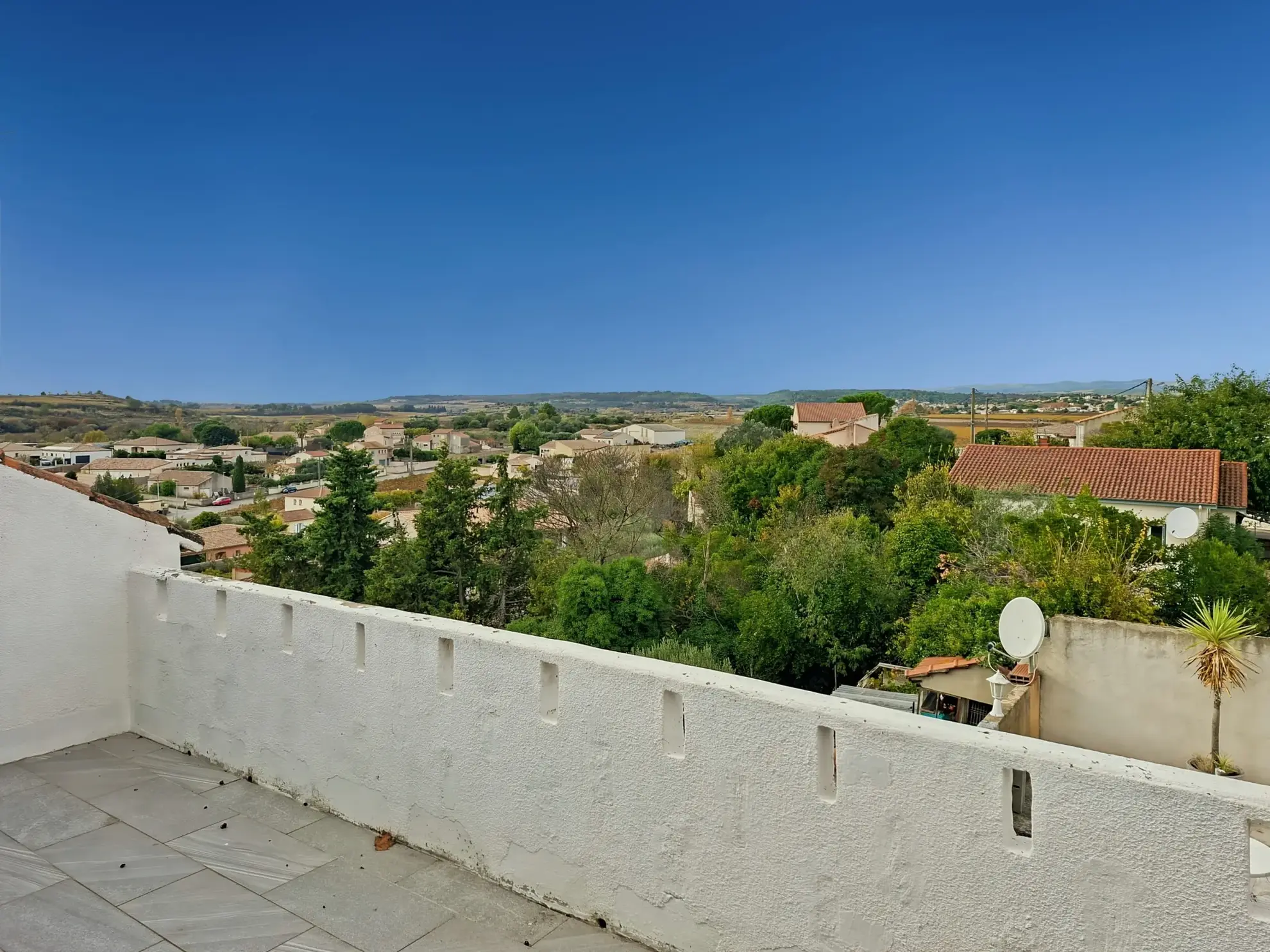 Appartement T3 rénové avec terrasse et vue exceptionnelle à Puisserguier 