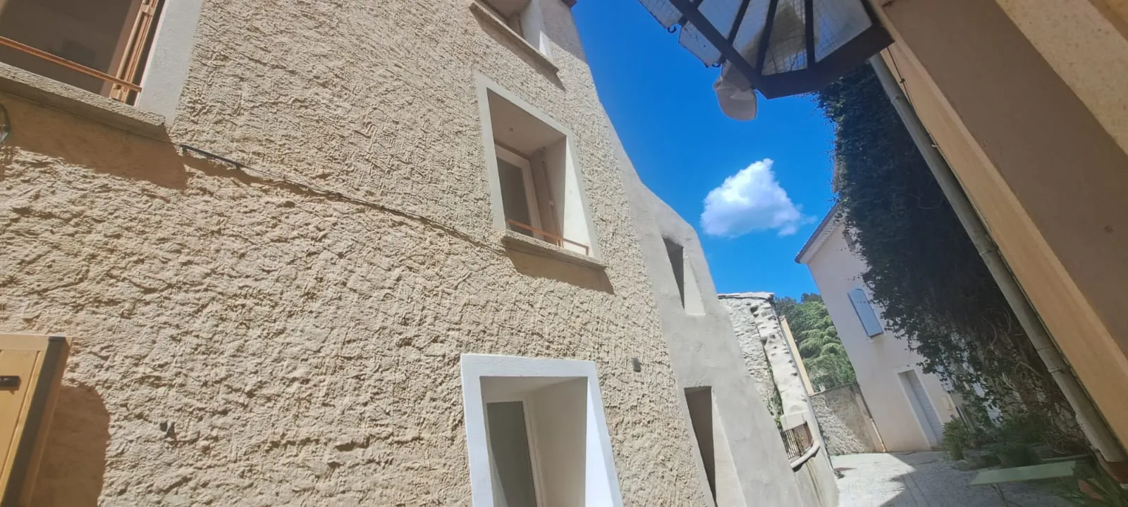 Maison de village rénovée à Puyloubier avec stationnement et jardin