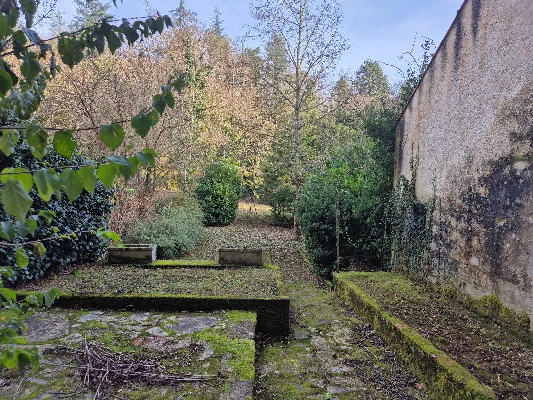 Immeuble ancien avec grand jardin à Villefranche de Rouergue