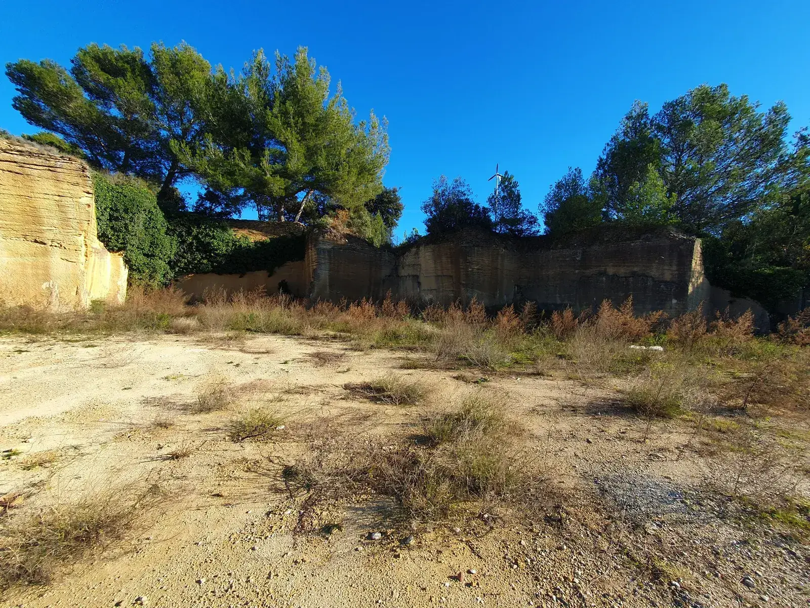 Terrain constructible de 500 m² à Uzès, environnement naturel et permis de construire inclus