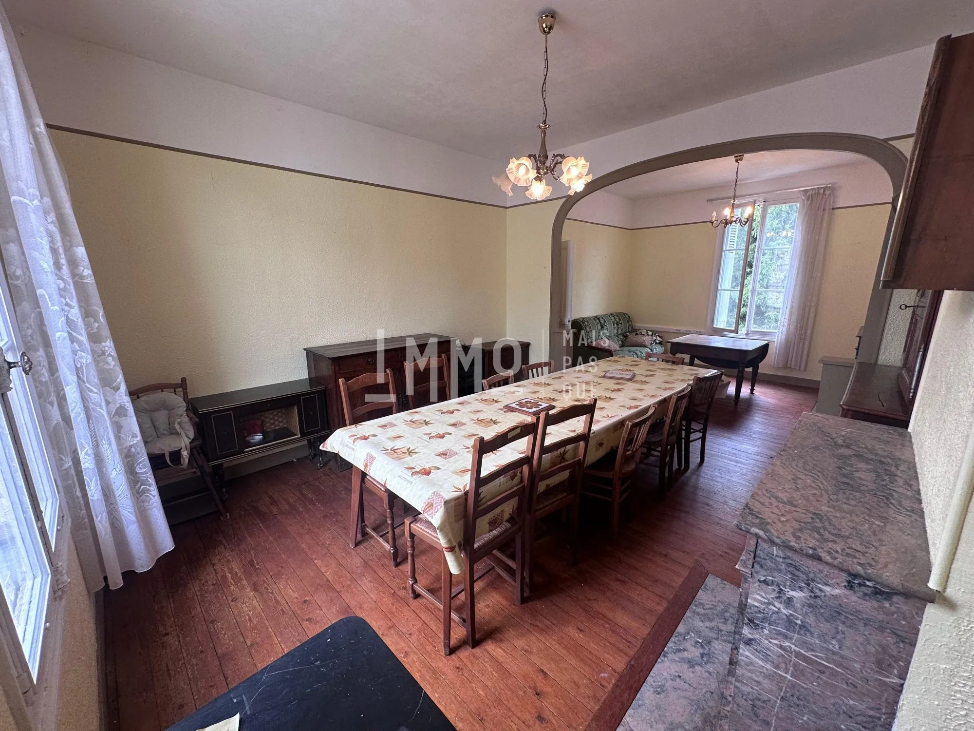 Charmante maison en pierre de tuffeau avec 4 chambres à La Chartre-sur-le-Loir 