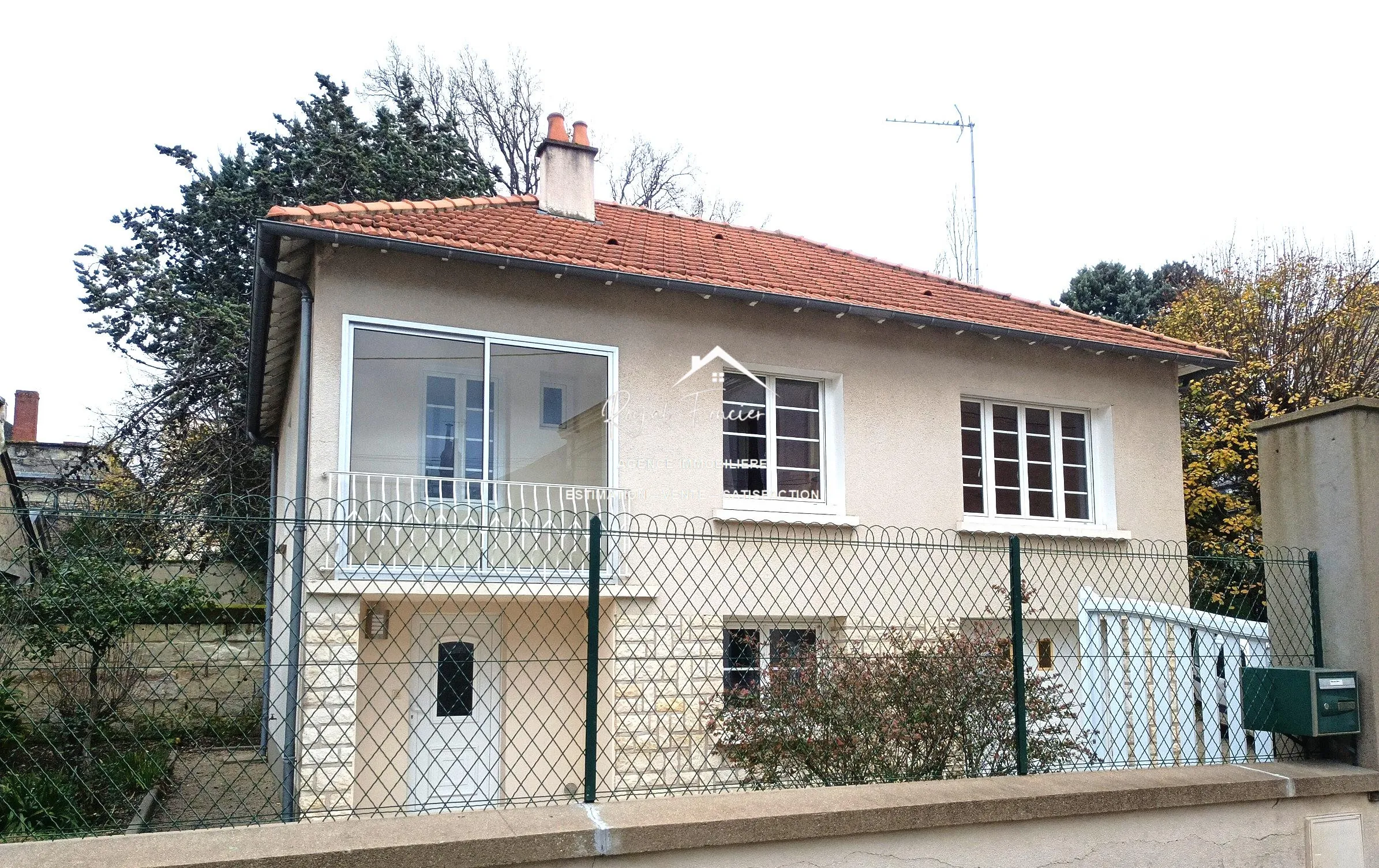 Maison sur sous sol complet (poss de faire deux logements) Charmante maison de 78 m² à vendre en plein centre de Châtellerault