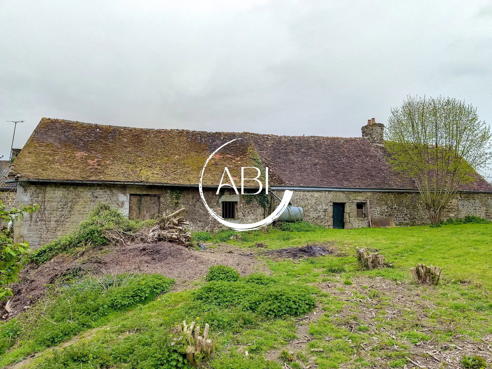 Maison à rénover de 180 m² avec dépendances et terrain à Beauvain