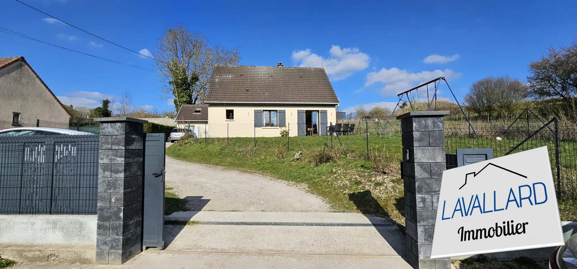 Ensemble immobilier avec 2 maisons, jardin et garage à Bettencourt-Saint-Ouen