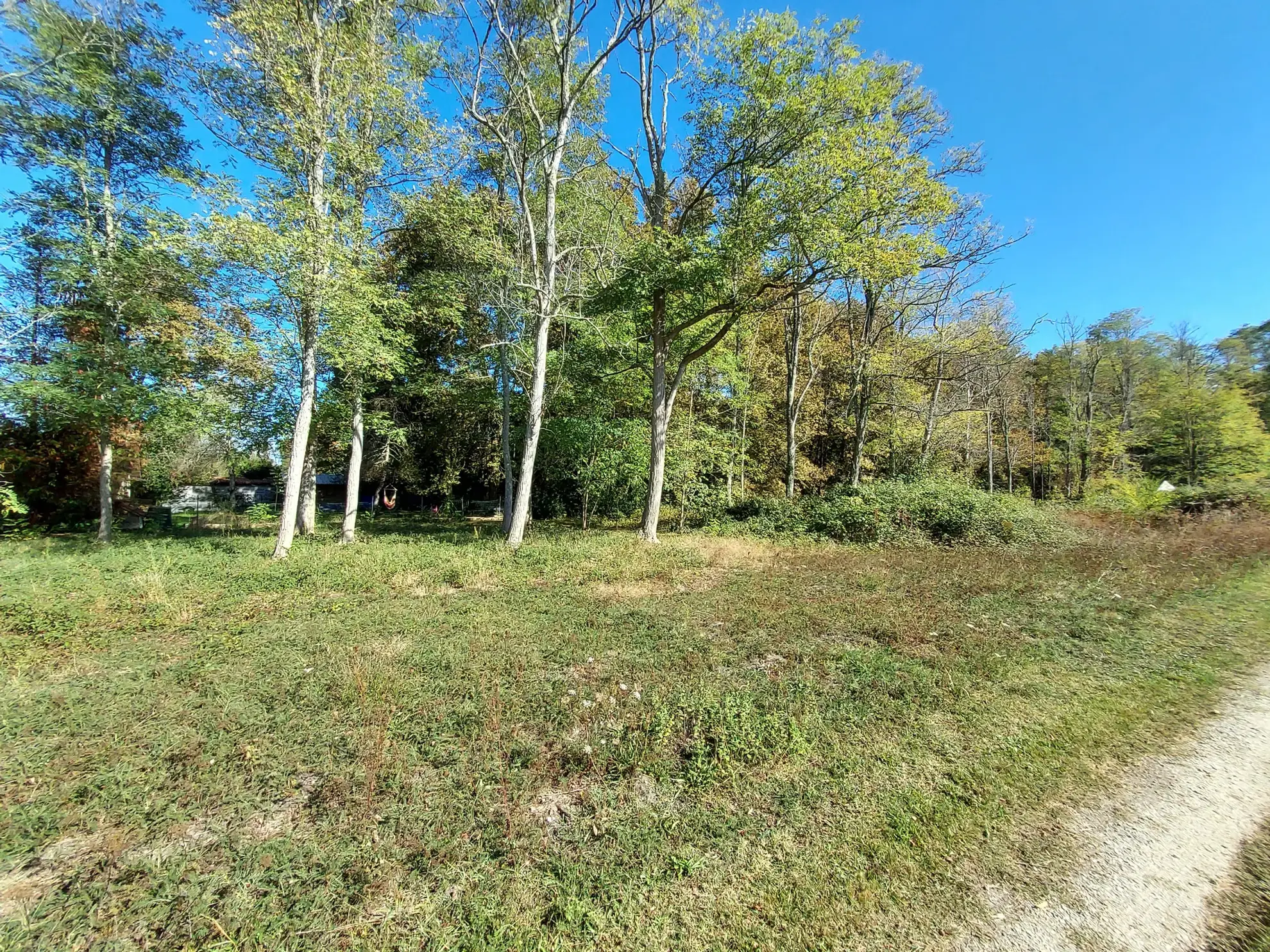 Terrain constructible de 860 m2 à Louchats, naturel et viabilisé, libre de constructeur