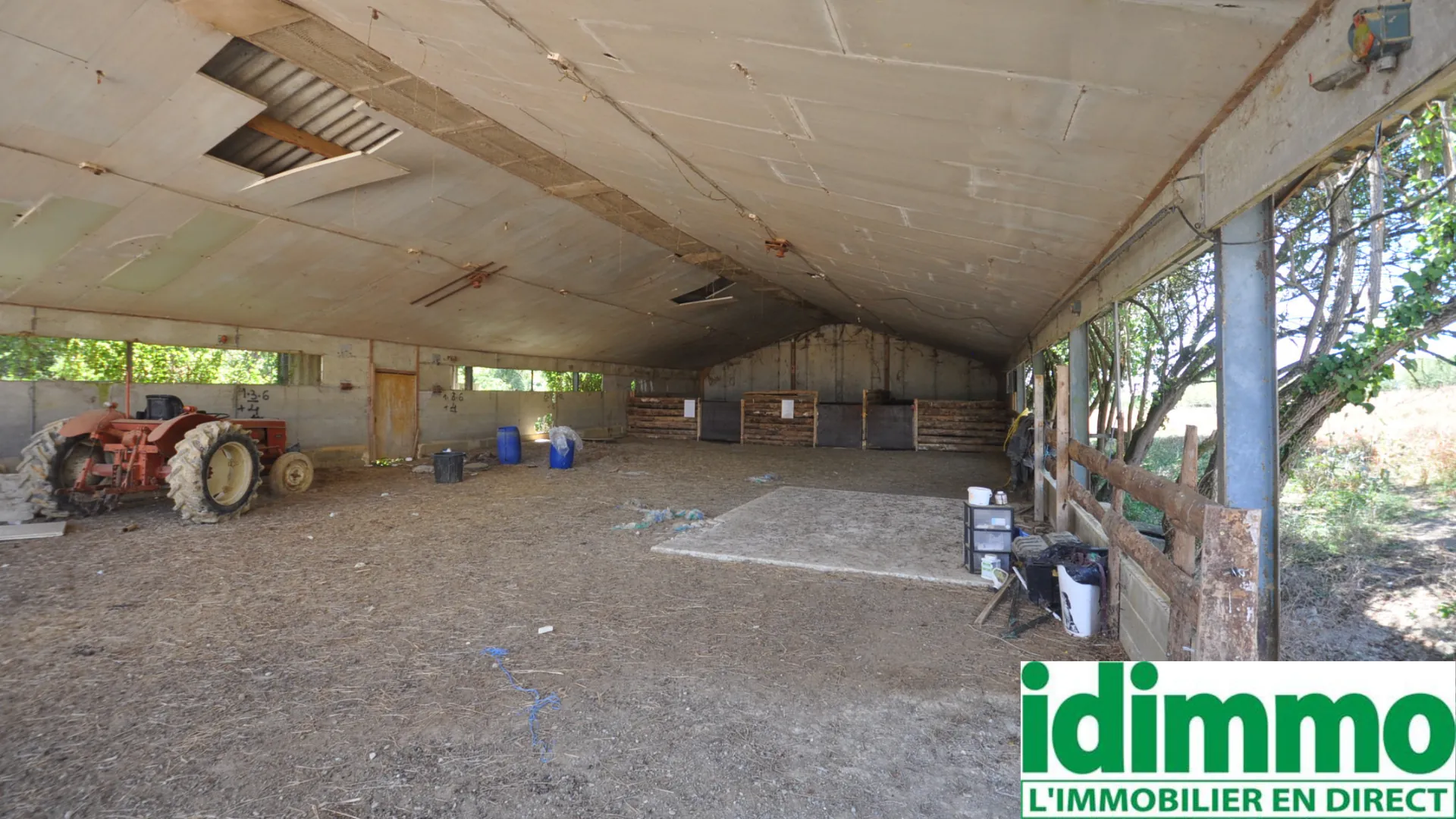 Dépendance de 500 m² avec terrain de 25 000 m² à Vic Fezensac