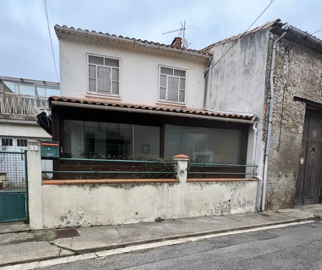 Maison de ville avec cour et garage à Azille – Opportunité rare
