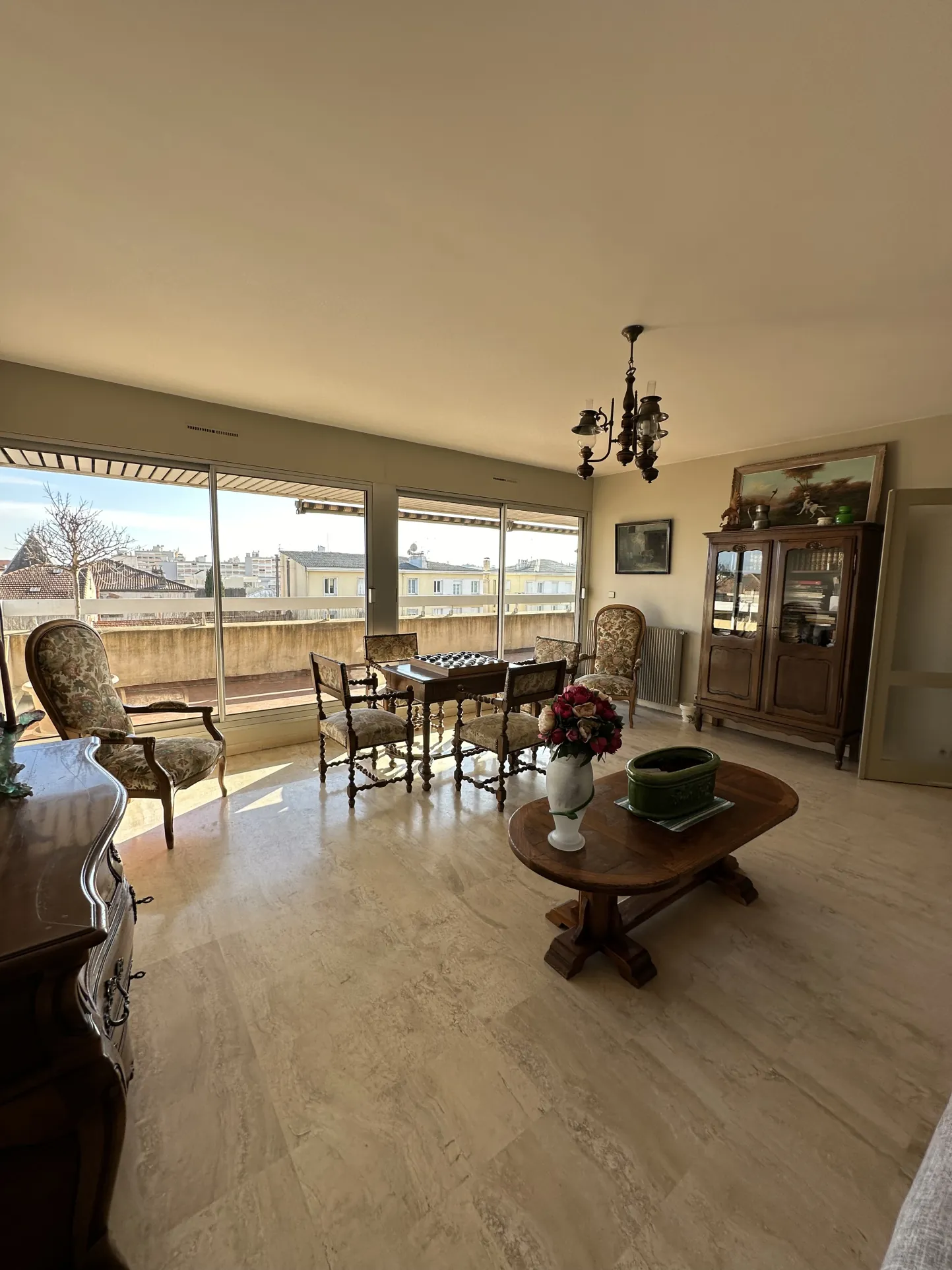 Appartement familial lumineux avec terrasse et parking au centre-ville d'Alès 