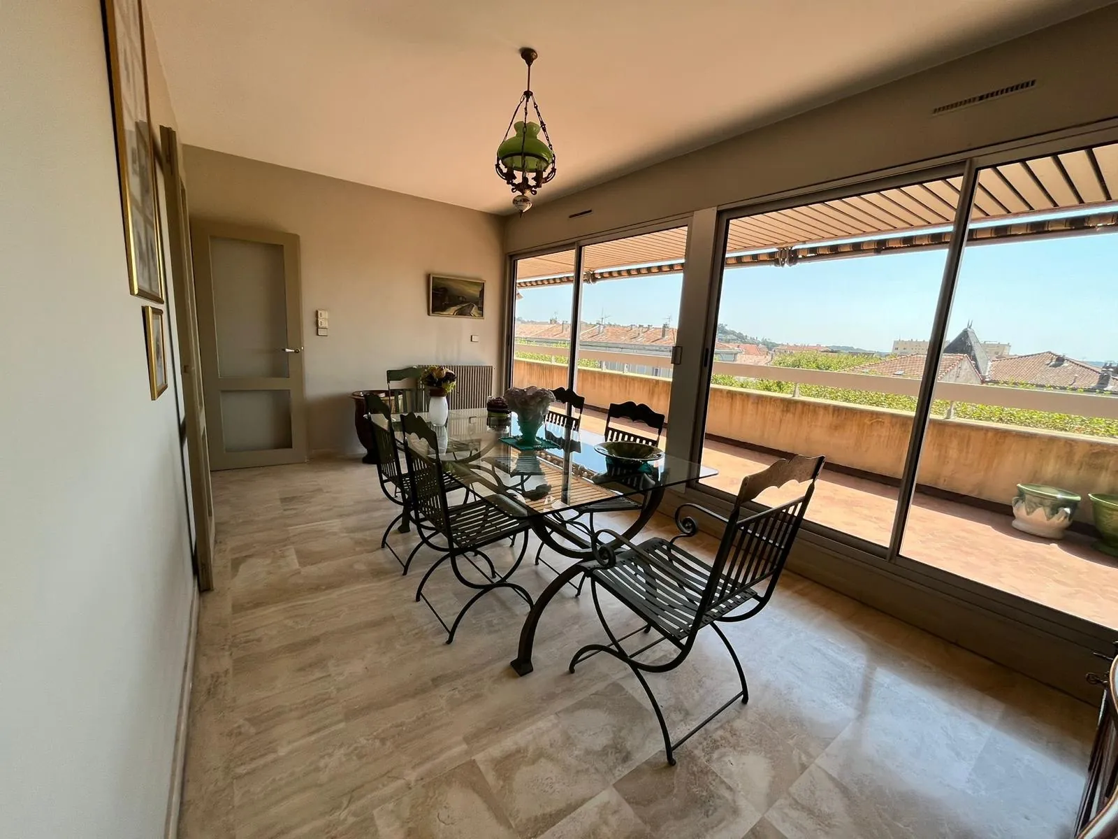 Appartement familial lumineux avec terrasse et parking au centre-ville d'Alès 