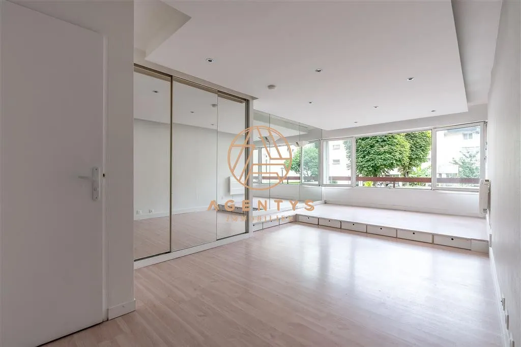 À vendre : grand studio lumineux avec parking à Bry-sur-Marne