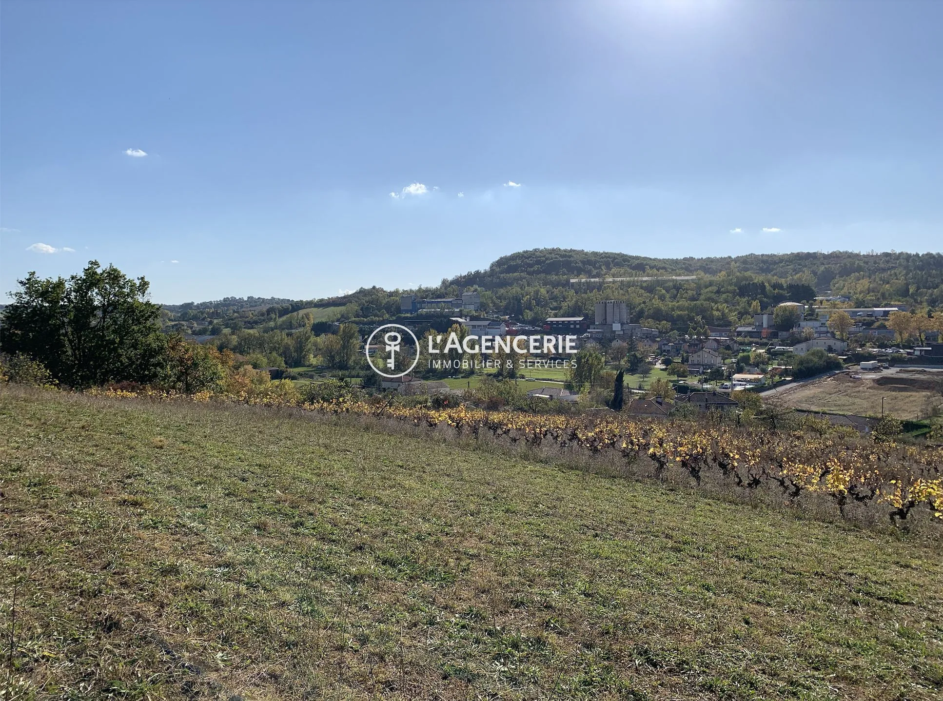 Terrain constructible à Albi avec permis pour 4 maisons, vue dégagée