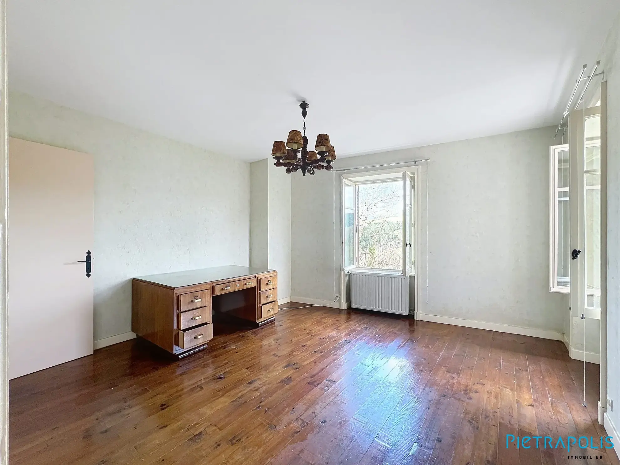 Maison spacieuse avec dépendances et vue dégagée à Saint Vincent de Reins 