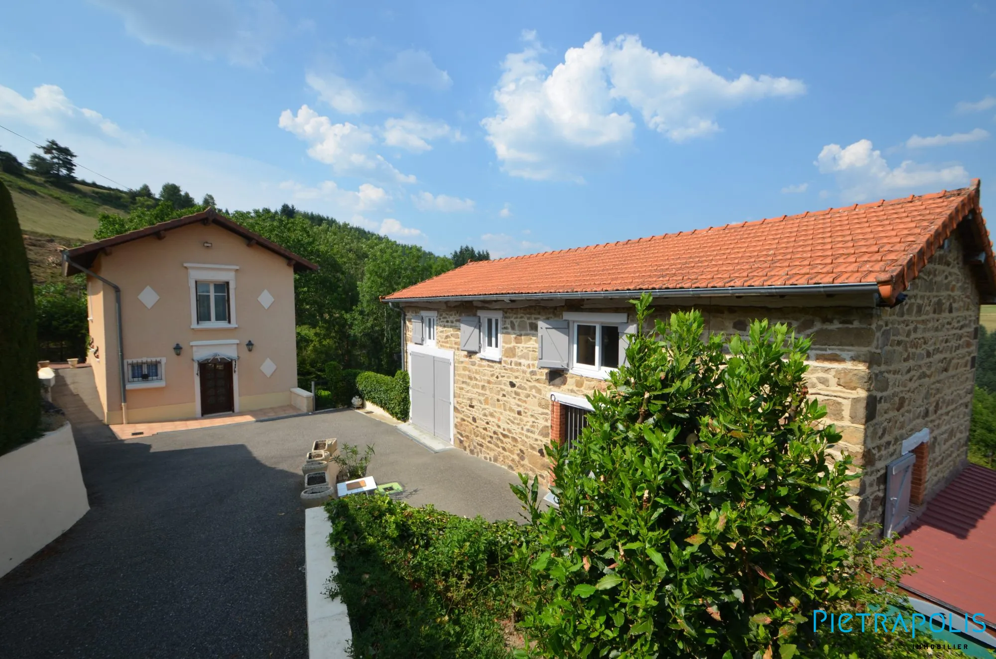 Maison spacieuse avec dépendances et vue dégagée à Saint Vincent de Reins